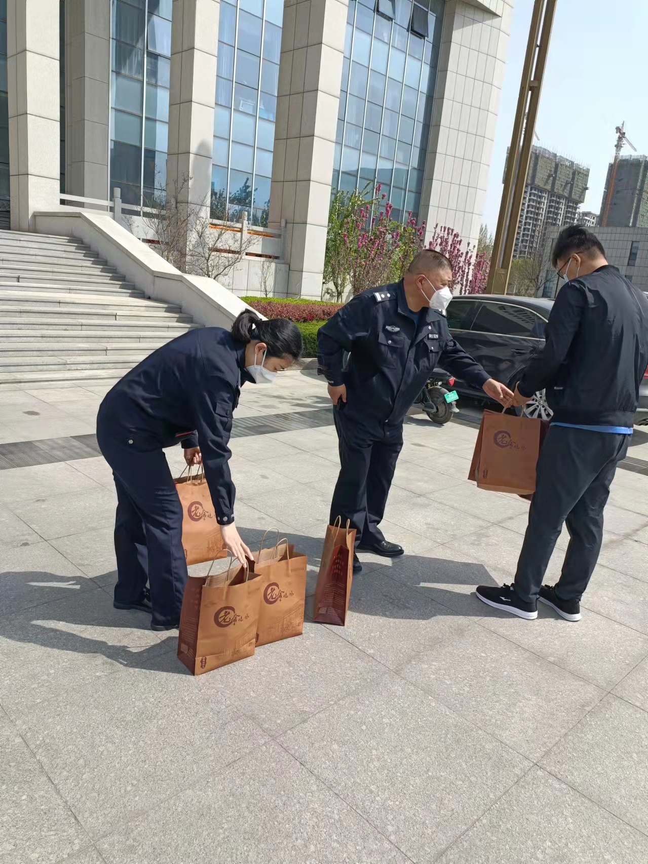 阳信县新联会会员老会烧鸡文大鹏慰问疫情一线执勤民警