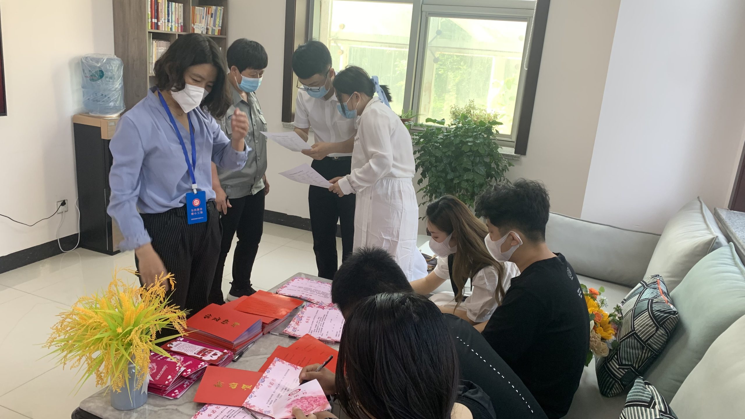 浪漫“520”我们结婚了!滨州阳信：新人扎堆领证场面火爆!