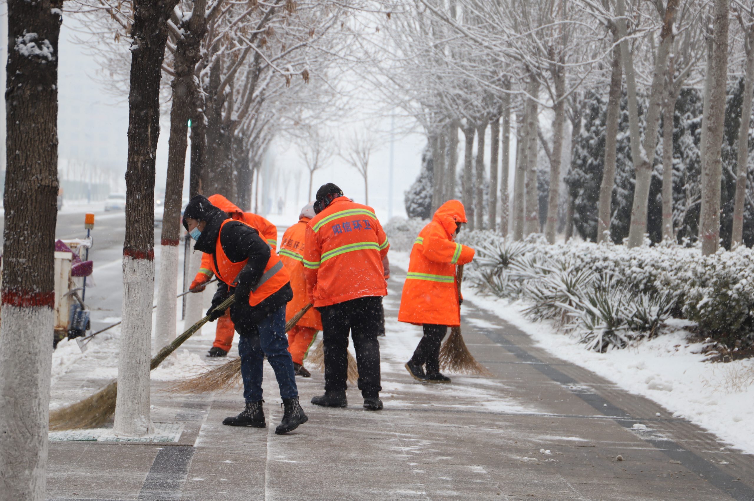 2022年1月纪实：阳信县商务中心附近环卫工人扫雪