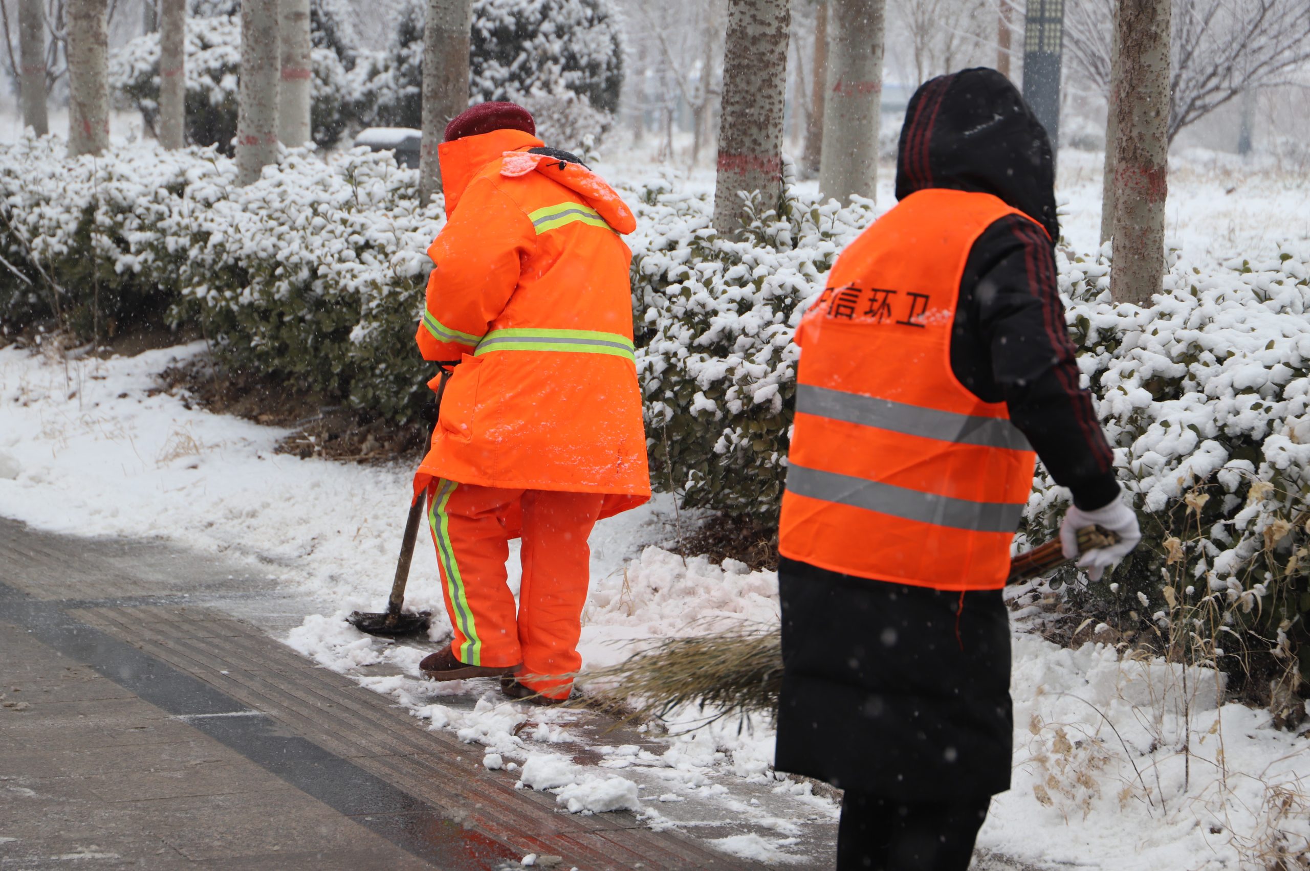 2022年1月纪实：阳信县商务中心附近环卫工人扫雪