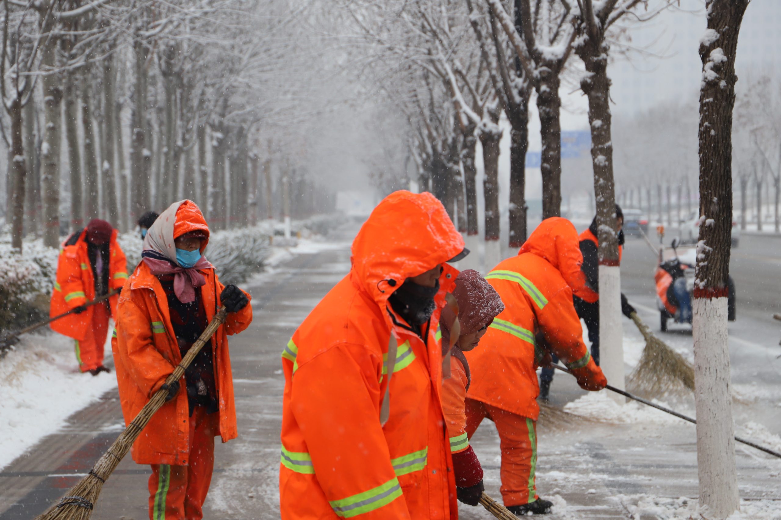 2022年1月纪实：阳信县商务中心附近环卫工人扫雪