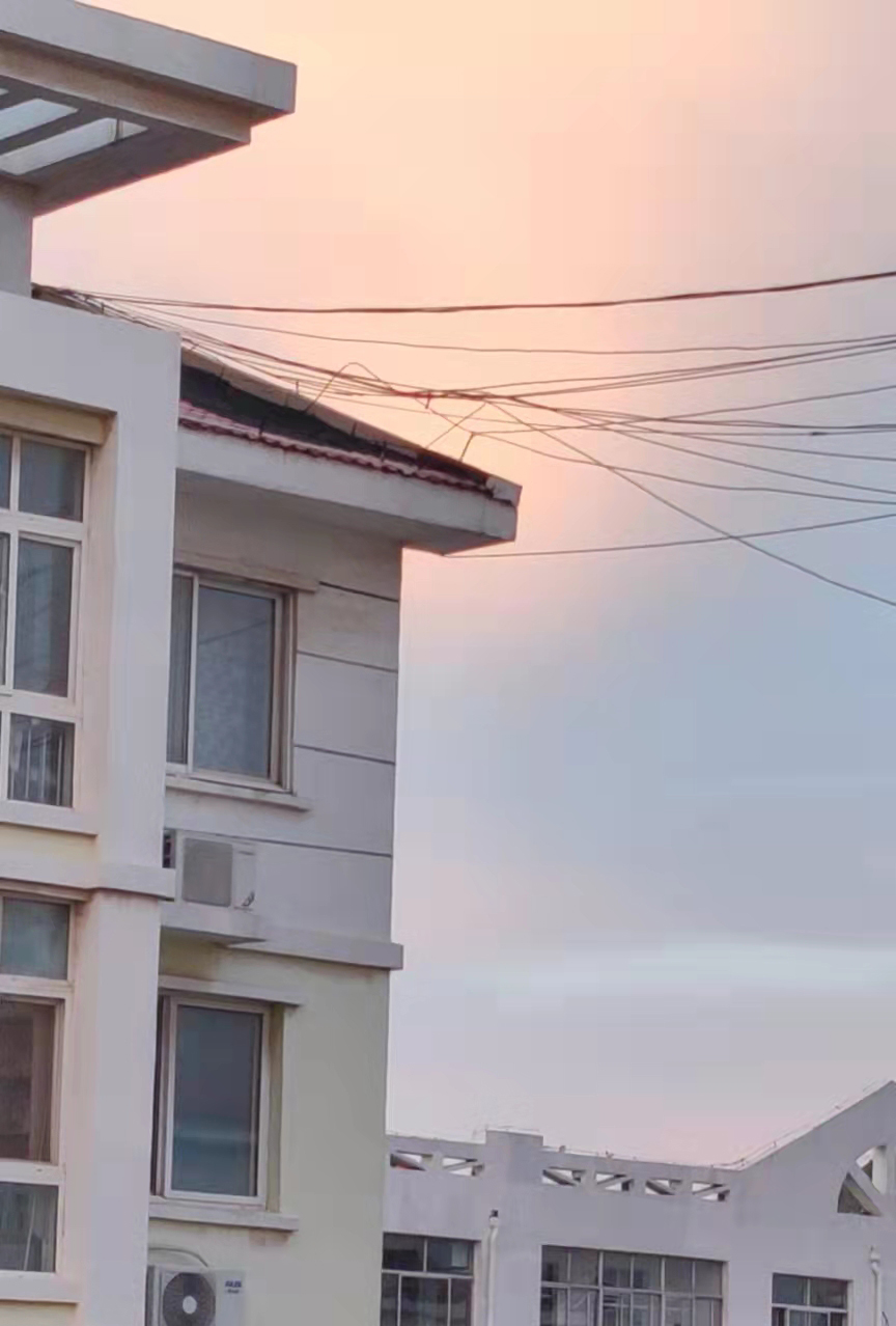 阳信这个小区楼顶太阳能摇摇欲坠！业主要注意....