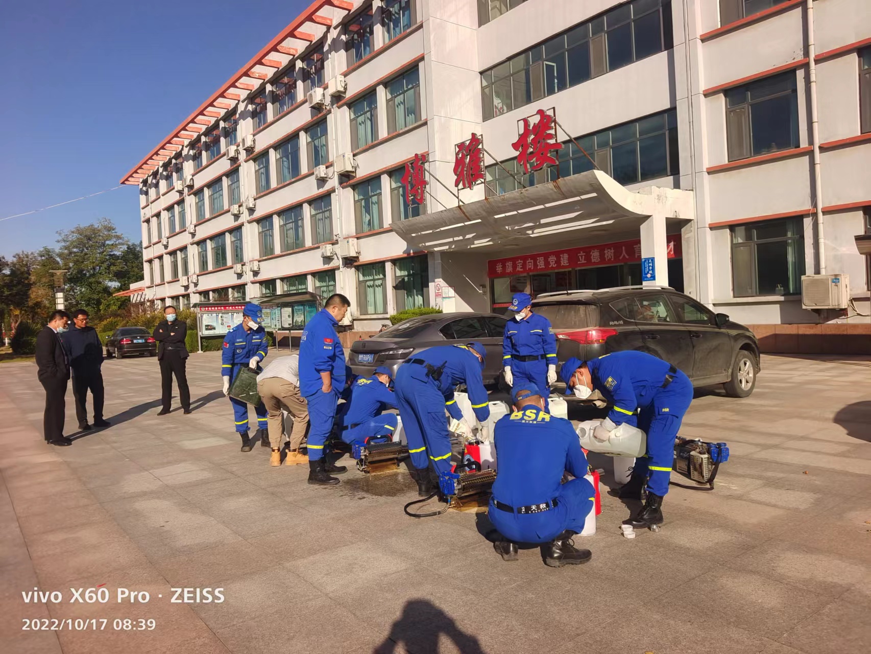 阳信县蓝天救援队为城区学校开展校园全方位预防性消杀