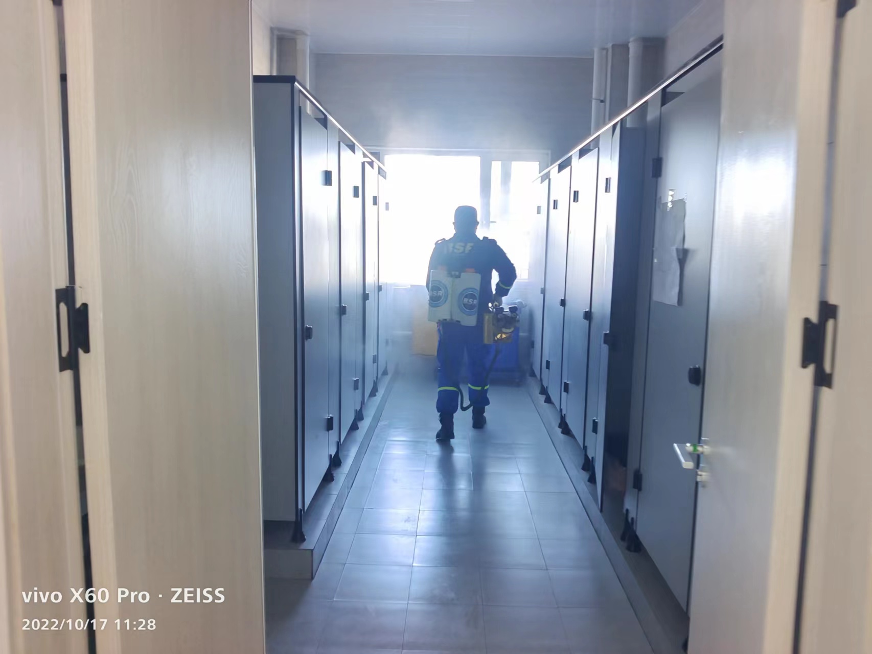 阳信县蓝天救援队为城区学校开展校园全方位预防性消杀