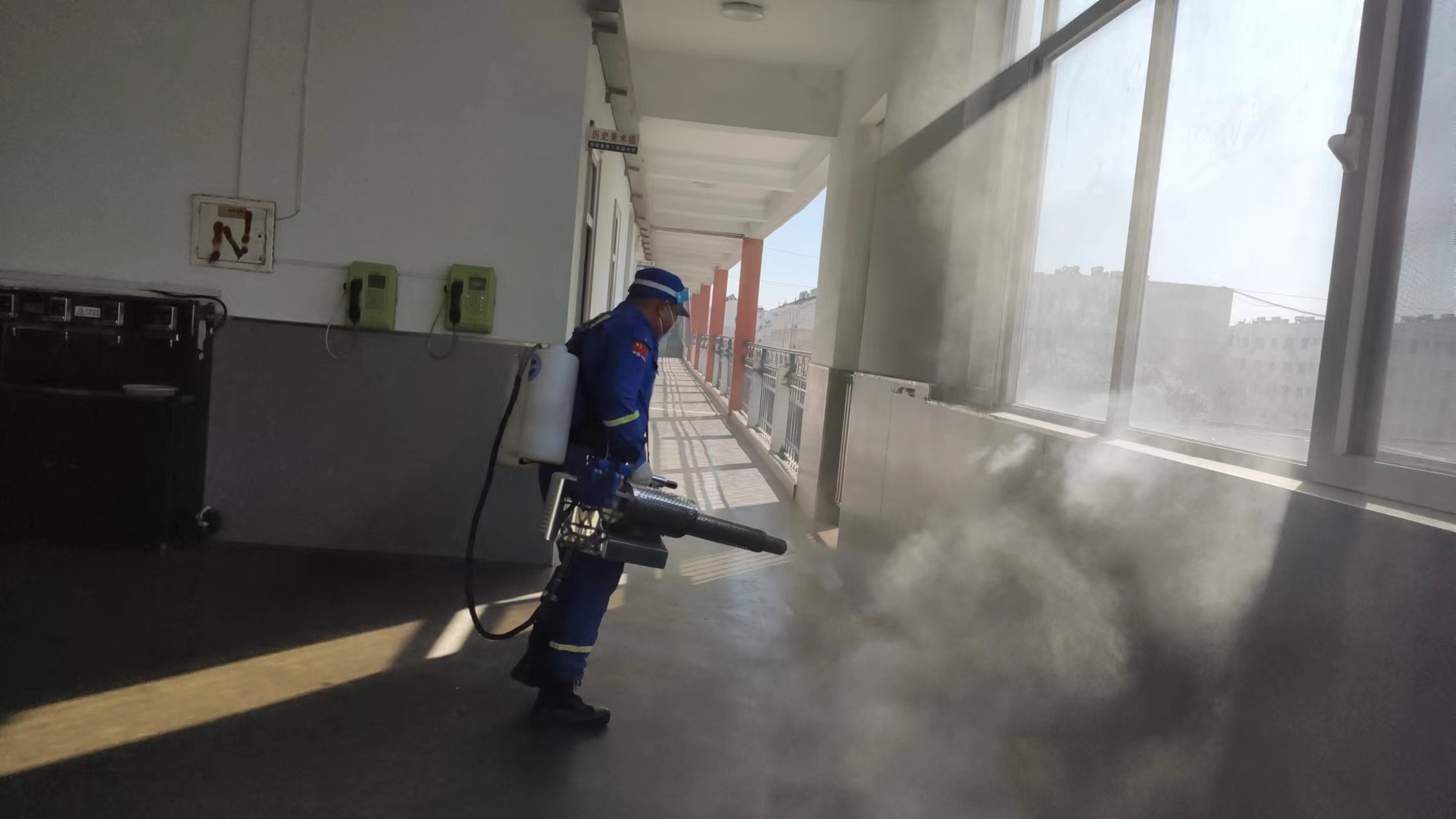 阳信县蓝天救援队为城区学校开展校园全方位预防性消杀