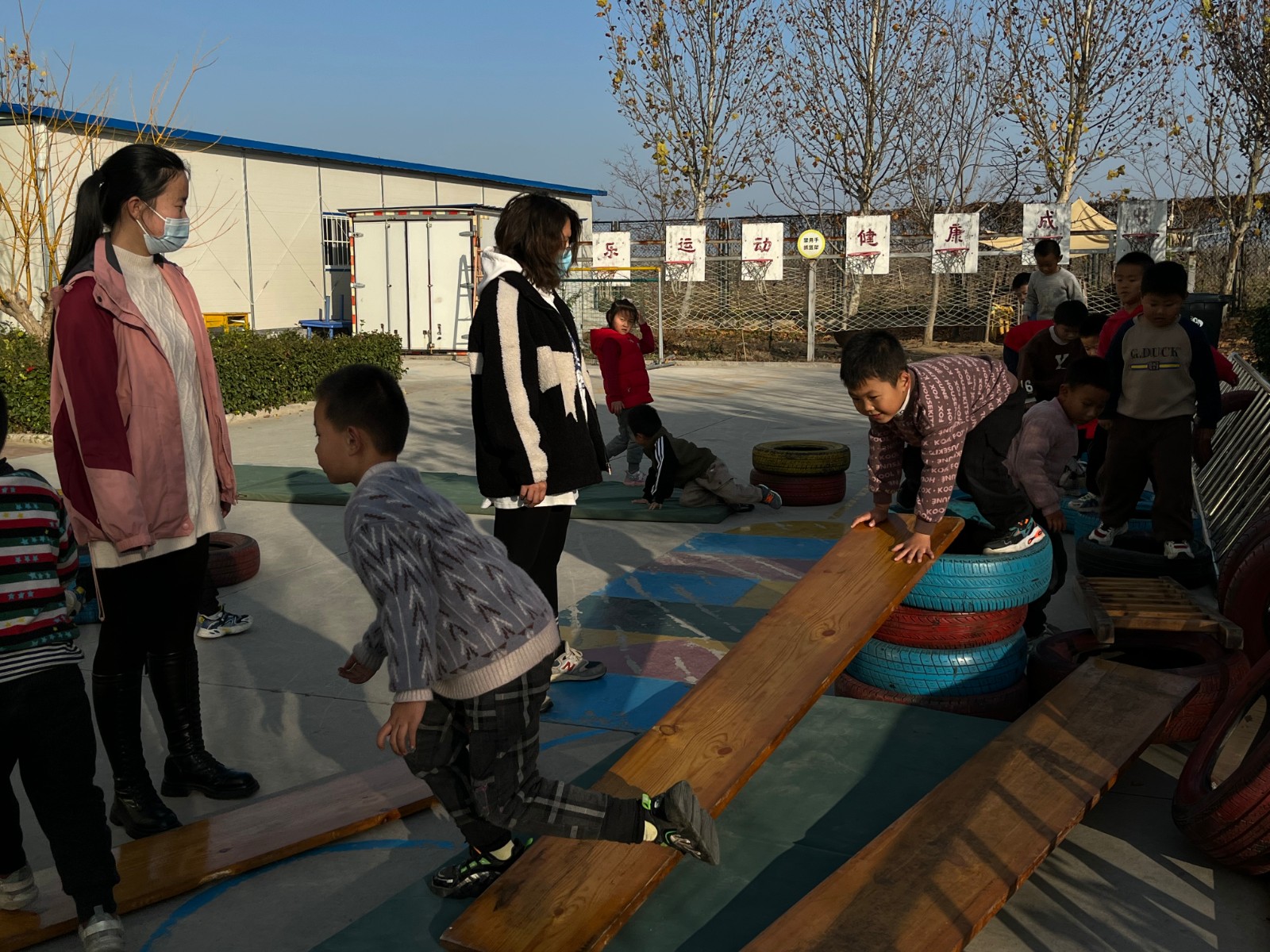 阳信：玩转体能·以研促教·助力成长 ——阳信县金阳街道中心幼儿园户外杠板轮胎区教研活动