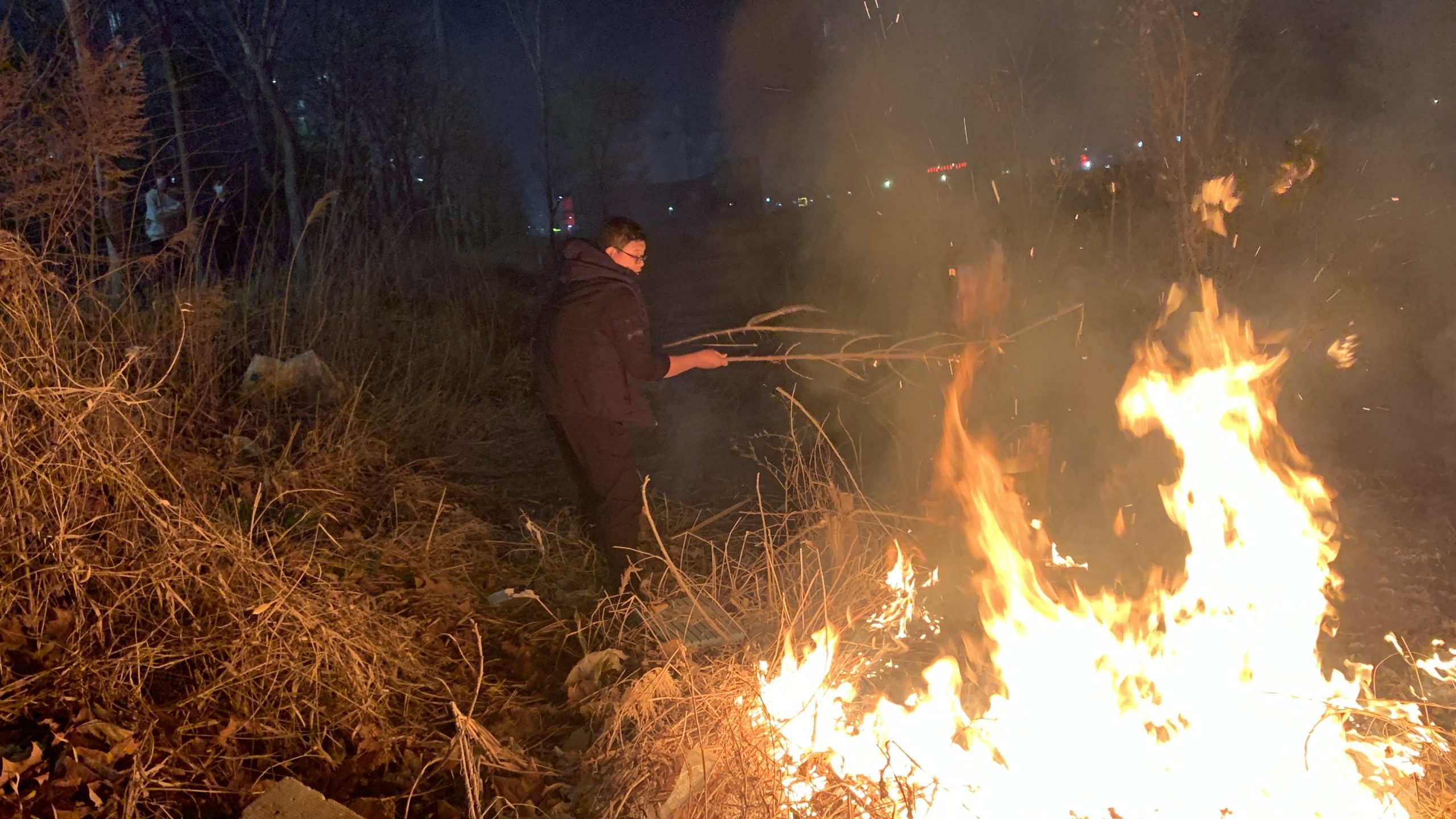 【践行雷锋精神】下班路上路遇火情，阳信代驾司机勇变消防员！