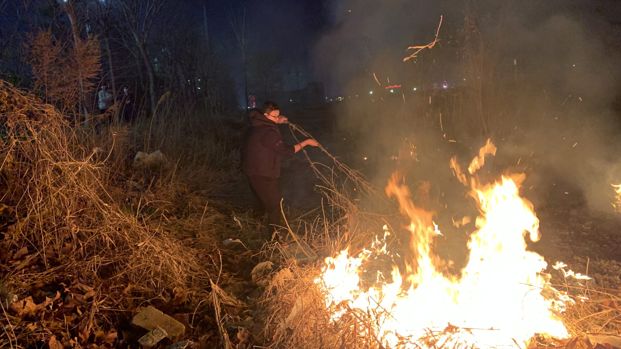 【践行雷锋精神】下班路上路遇火情，阳信代驾司机勇变消防员！