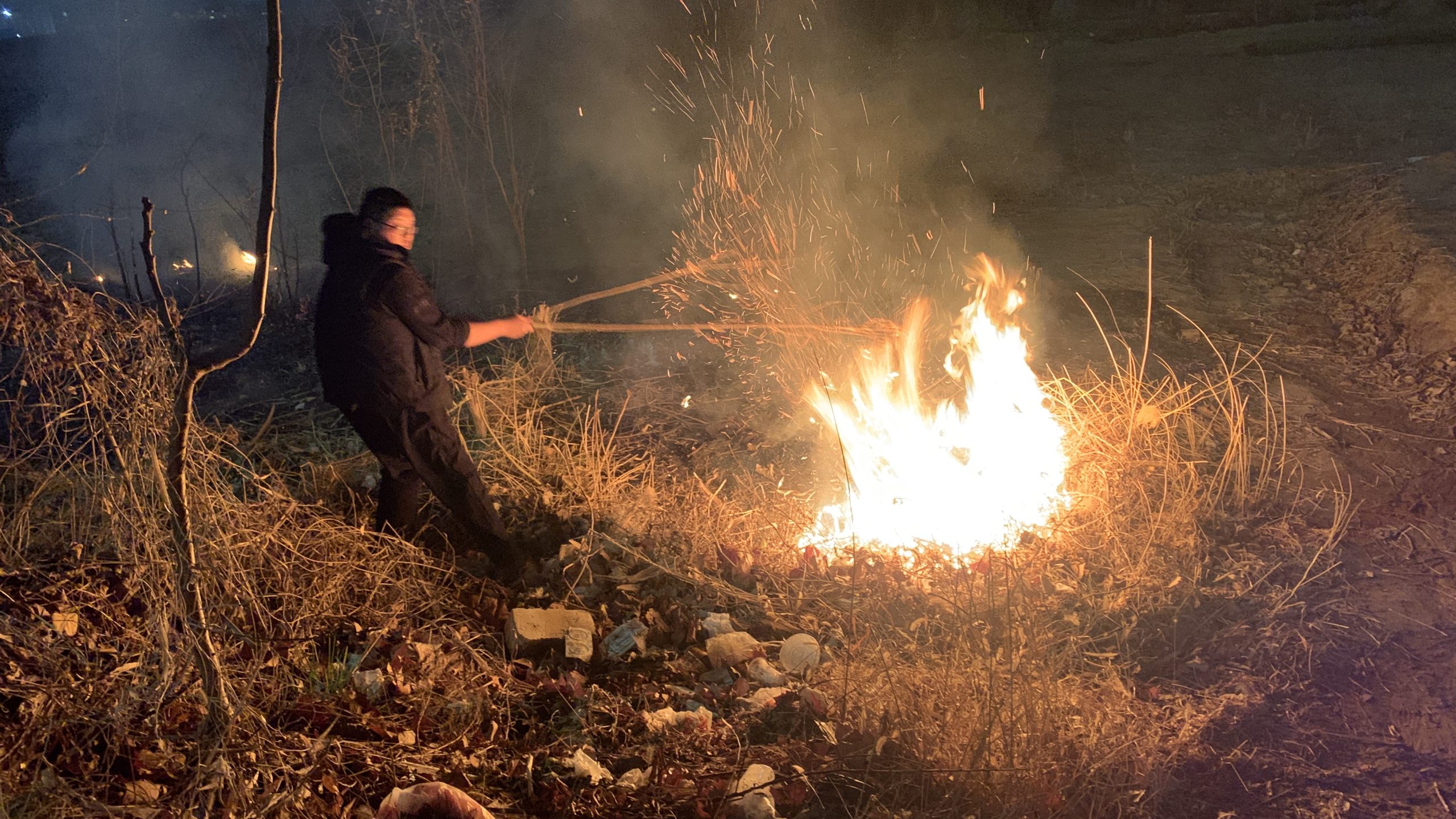 【践行雷锋精神】下班路上路遇火情，阳信代驾司机勇变消防员！