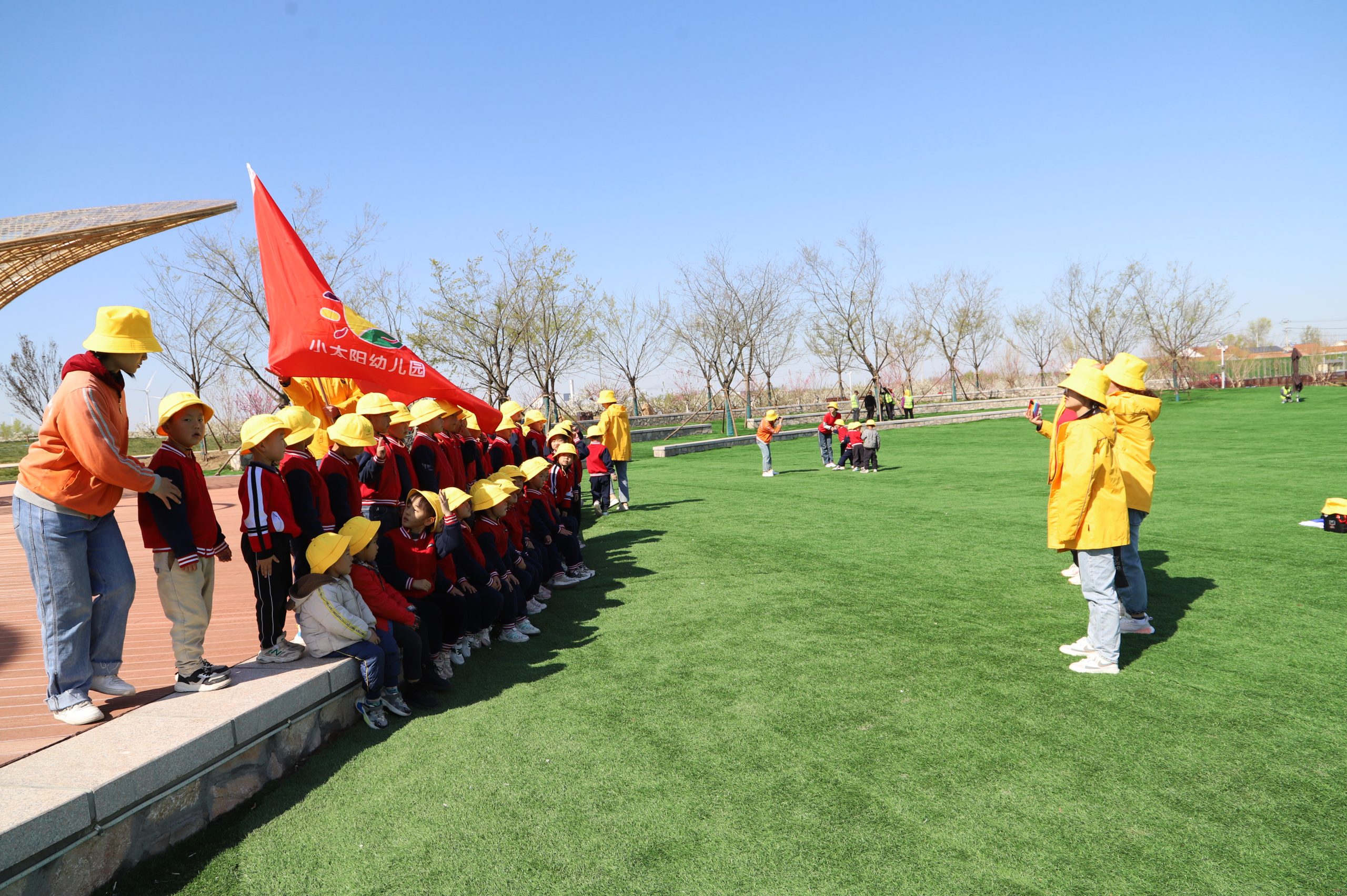 阳信小太阳幼儿园组织“我爱春天 我爱家乡 我爱大自然”游园活动