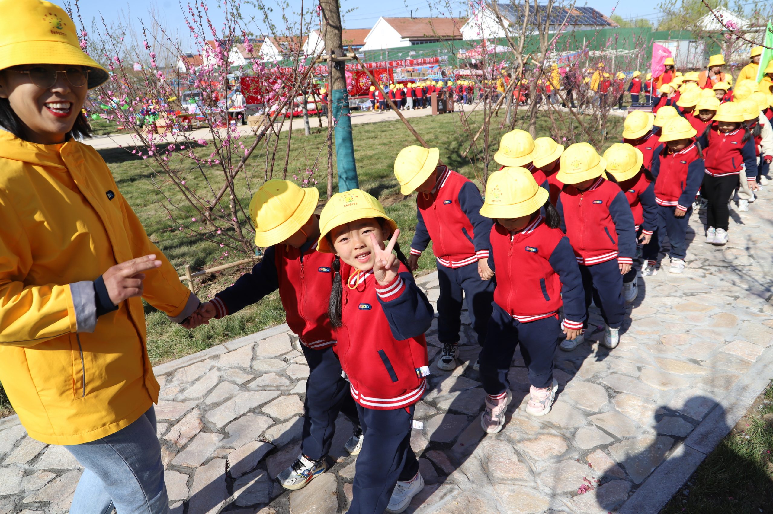 阳信小太阳幼儿园组织“我爱春天 我爱家乡 我爱大自然”游园活动
