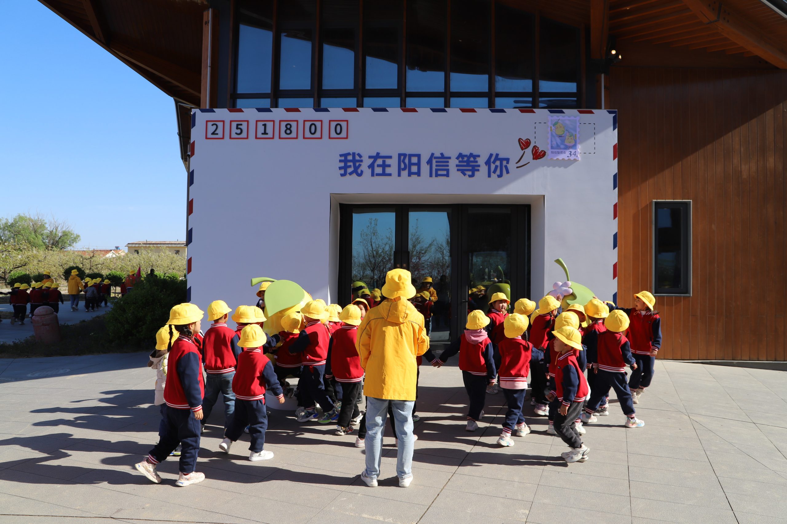 阳信小太阳幼儿园组织“我爱春天 我爱家乡 我爱大自然”游园活动