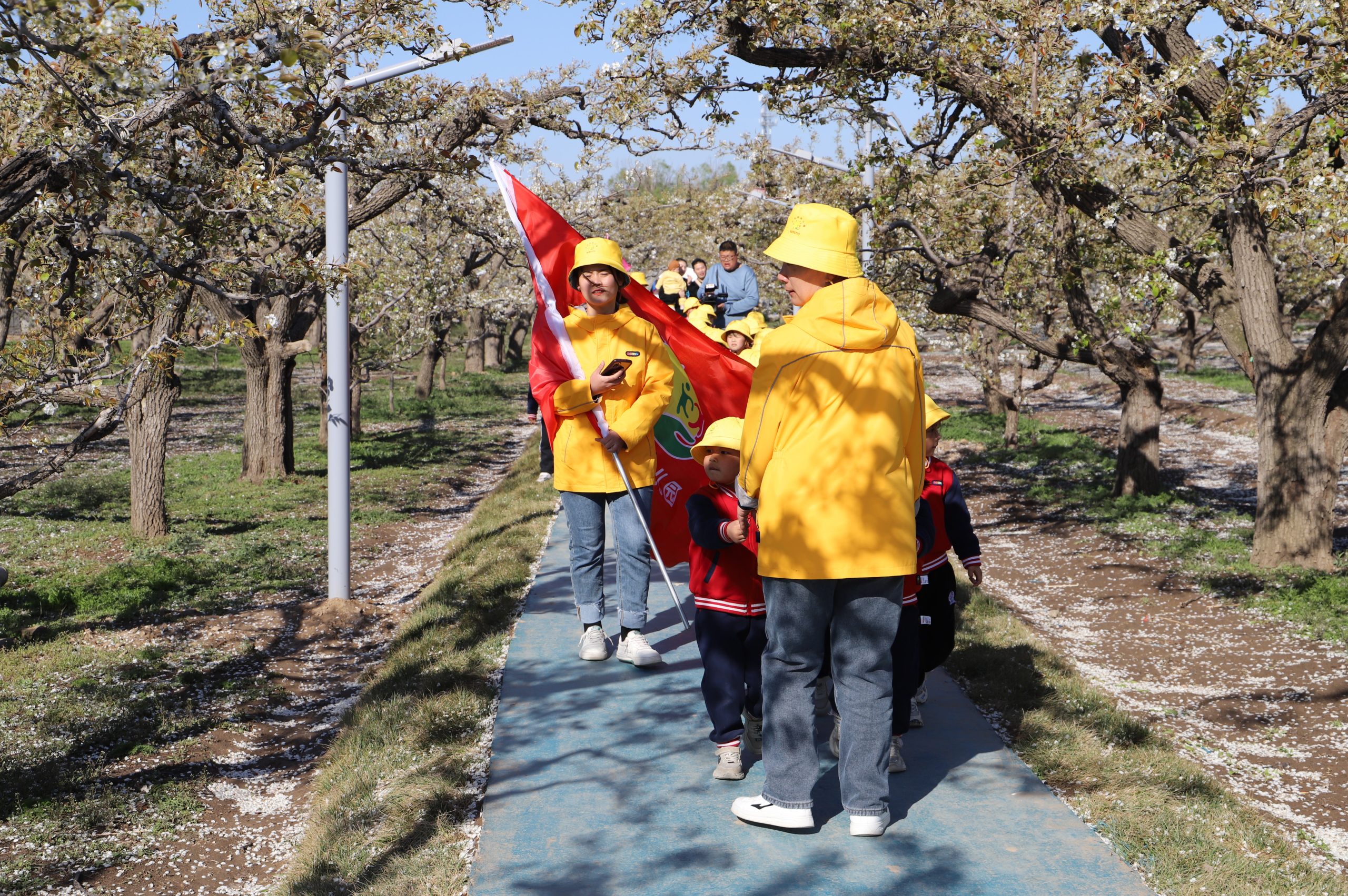 阳信小太阳幼儿园组织“我爱春天 我爱家乡 我爱大自然”游园活动