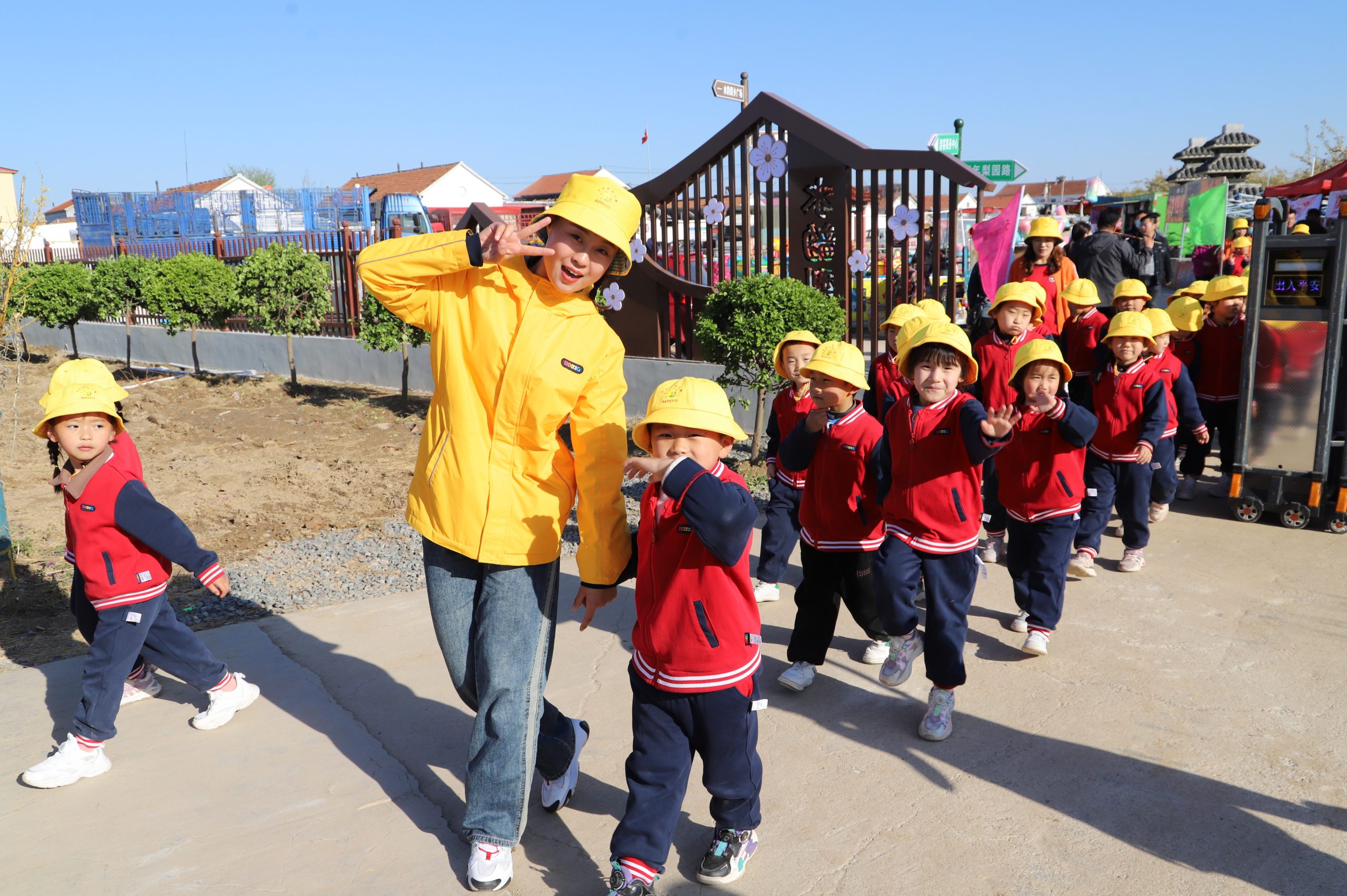 阳信小太阳幼儿园组织“我爱春天 我爱家乡 我爱大自然”游园活动