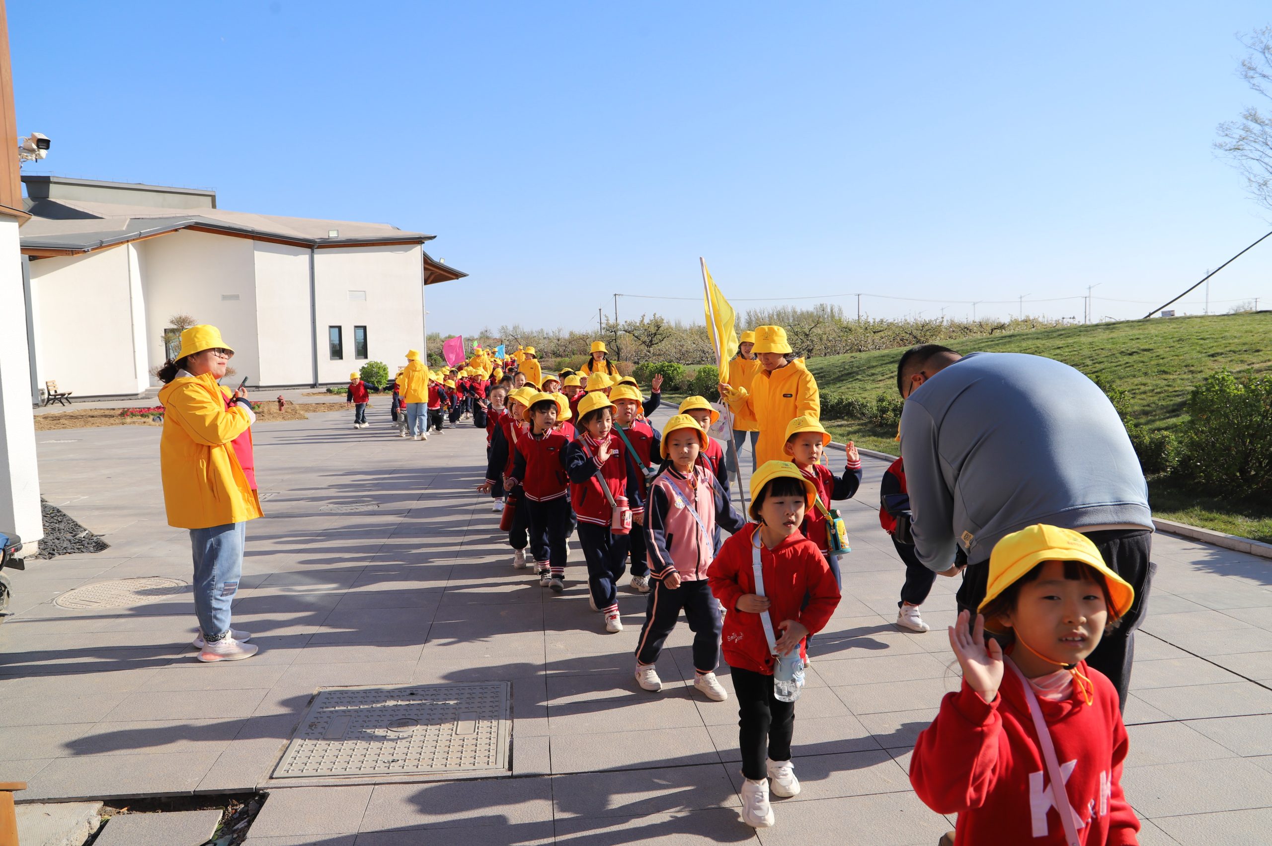 阳信小太阳幼儿园组织“我爱春天 我爱家乡 我爱大自然”游园活动