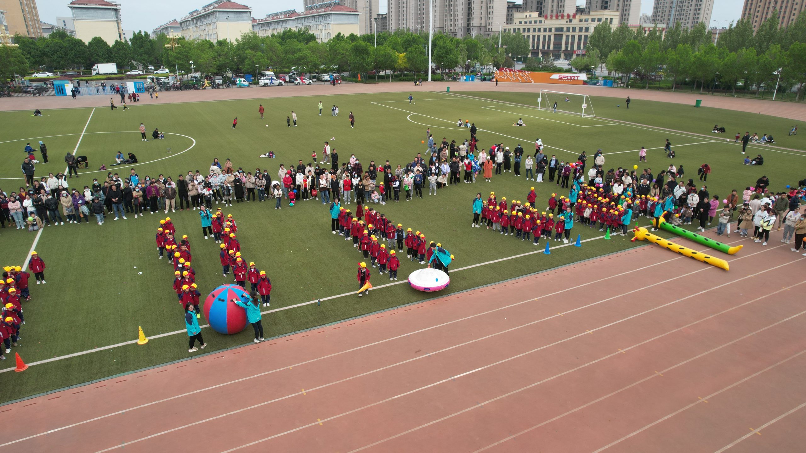 亲子运动欢乐多!阳信七巧板幼儿园举行春暖花开主题亲子运动会现场超嗨!