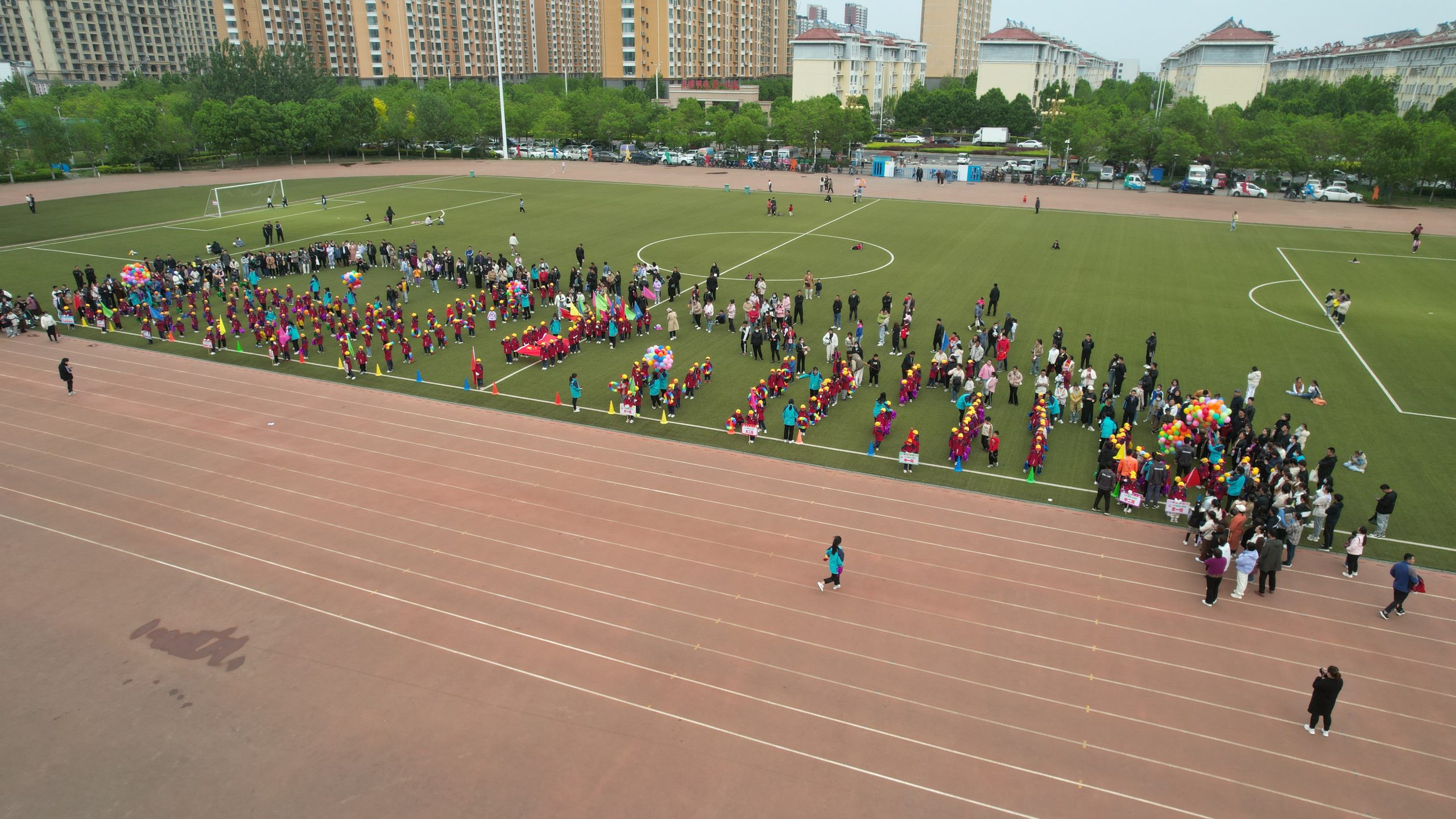 亲子运动欢乐多!阳信七巧板幼儿园举行春暖花开主题亲子运动会现场超嗨!