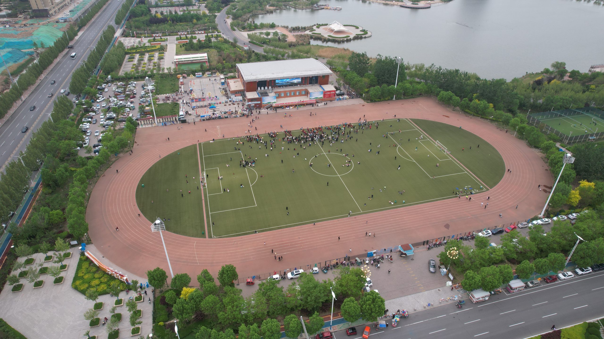 亲子运动欢乐多!阳信七巧板幼儿园举行春暖花开主题亲子运动会现场超嗨!