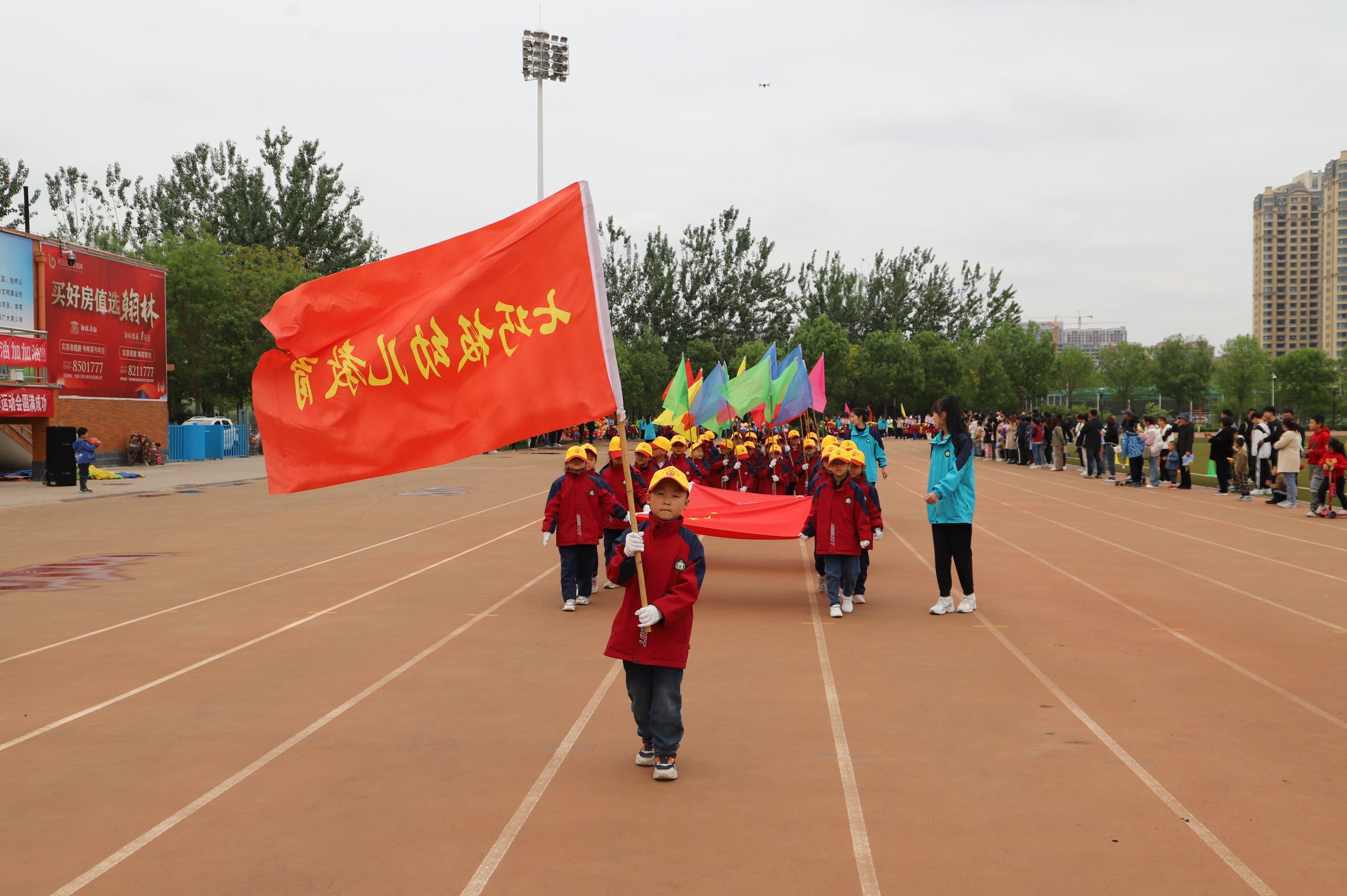 亲子运动欢乐多!阳信七巧板幼儿园举行春暖花开主题亲子运动会现场超嗨!
