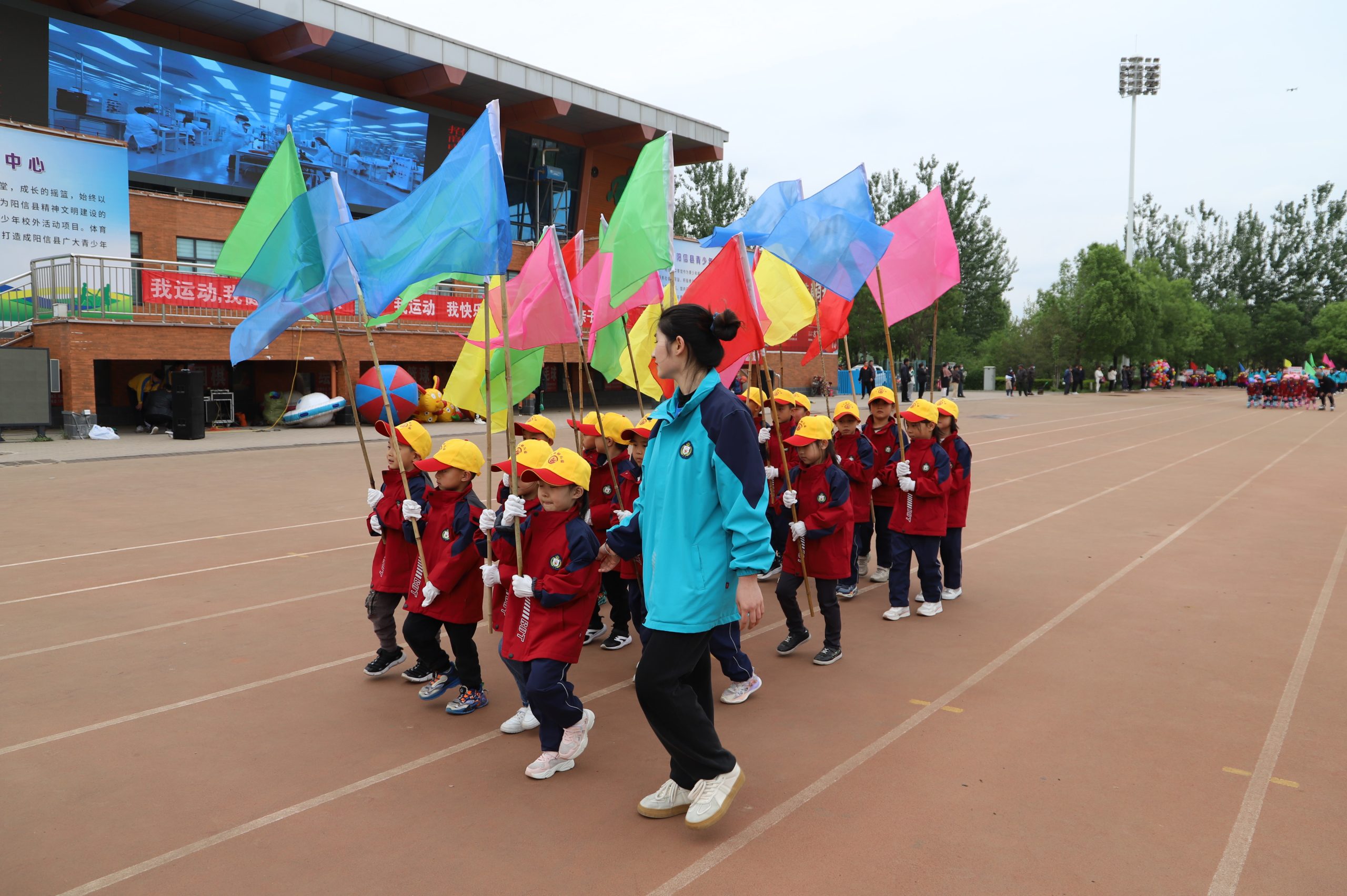 亲子运动欢乐多!阳信七巧板幼儿园举行春暖花开主题亲子运动会现场超嗨!