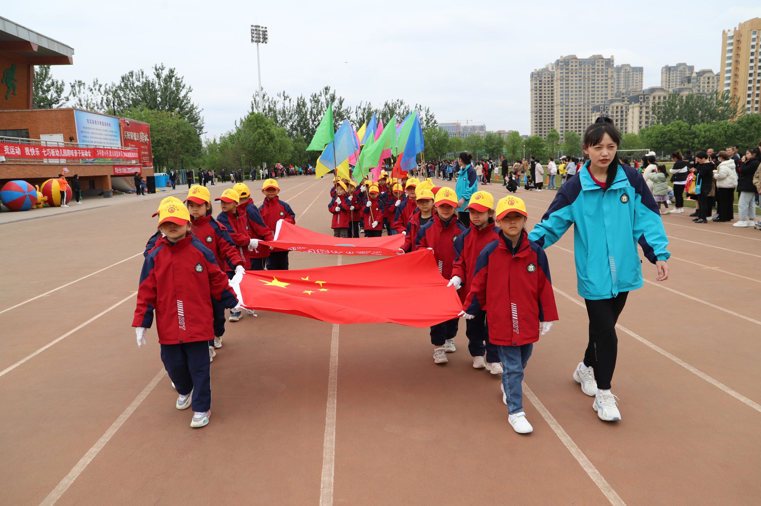 亲子运动欢乐多!阳信七巧板幼儿园举行春暖花开主题亲子运动会现场超嗨!