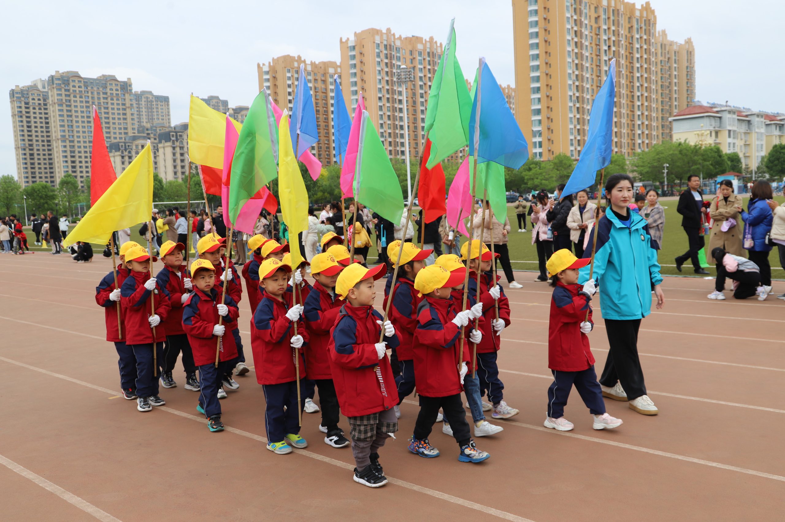 亲子运动欢乐多!阳信七巧板幼儿园举行春暖花开主题亲子运动会现场超嗨!