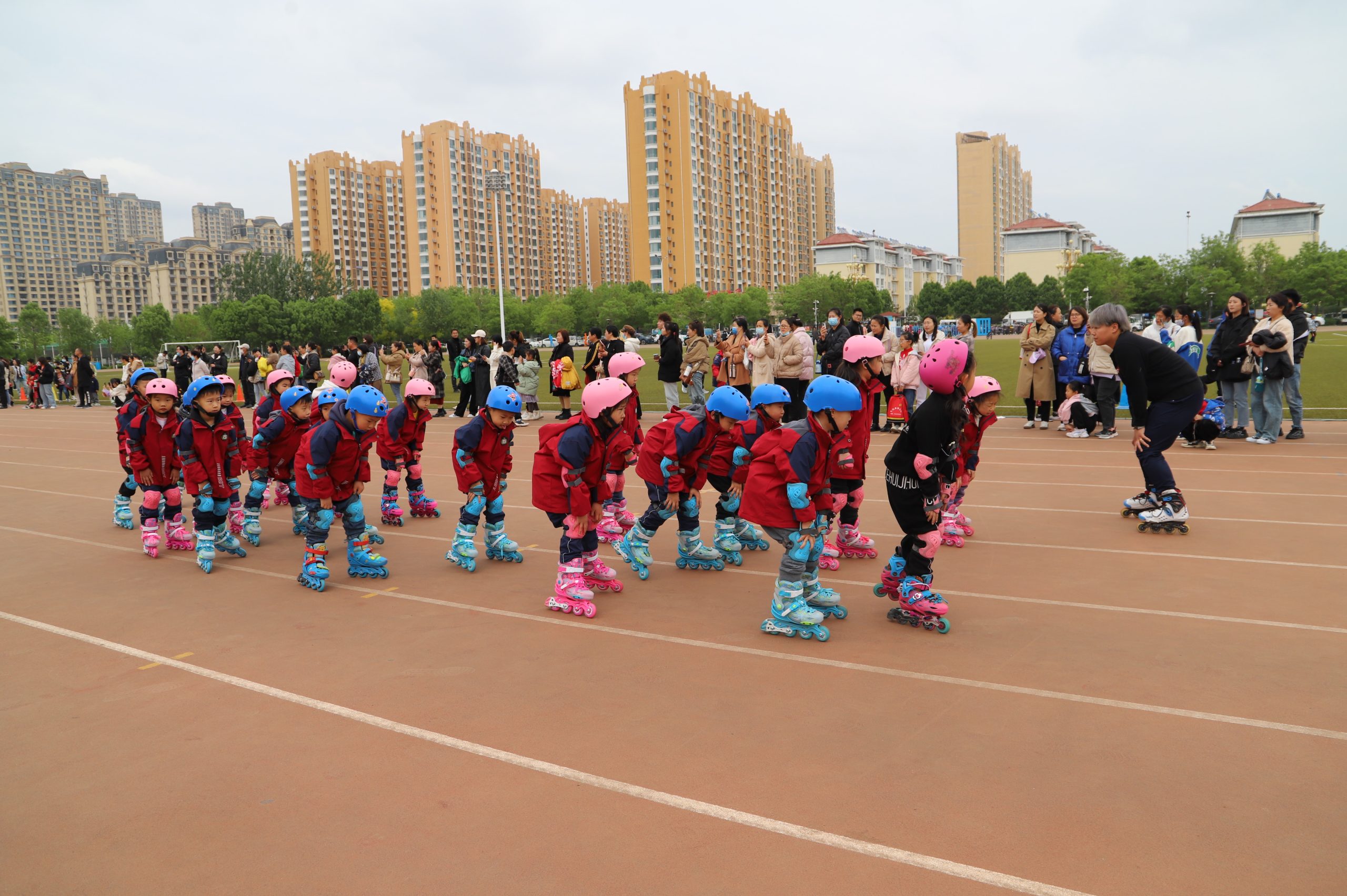 亲子运动欢乐多!阳信七巧板幼儿园举行春暖花开主题亲子运动会现场超嗨!