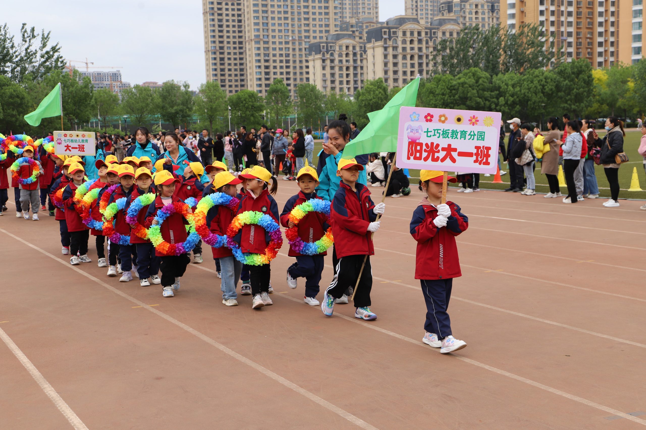 亲子运动欢乐多!阳信七巧板幼儿园举行春暖花开主题亲子运动会现场超嗨!