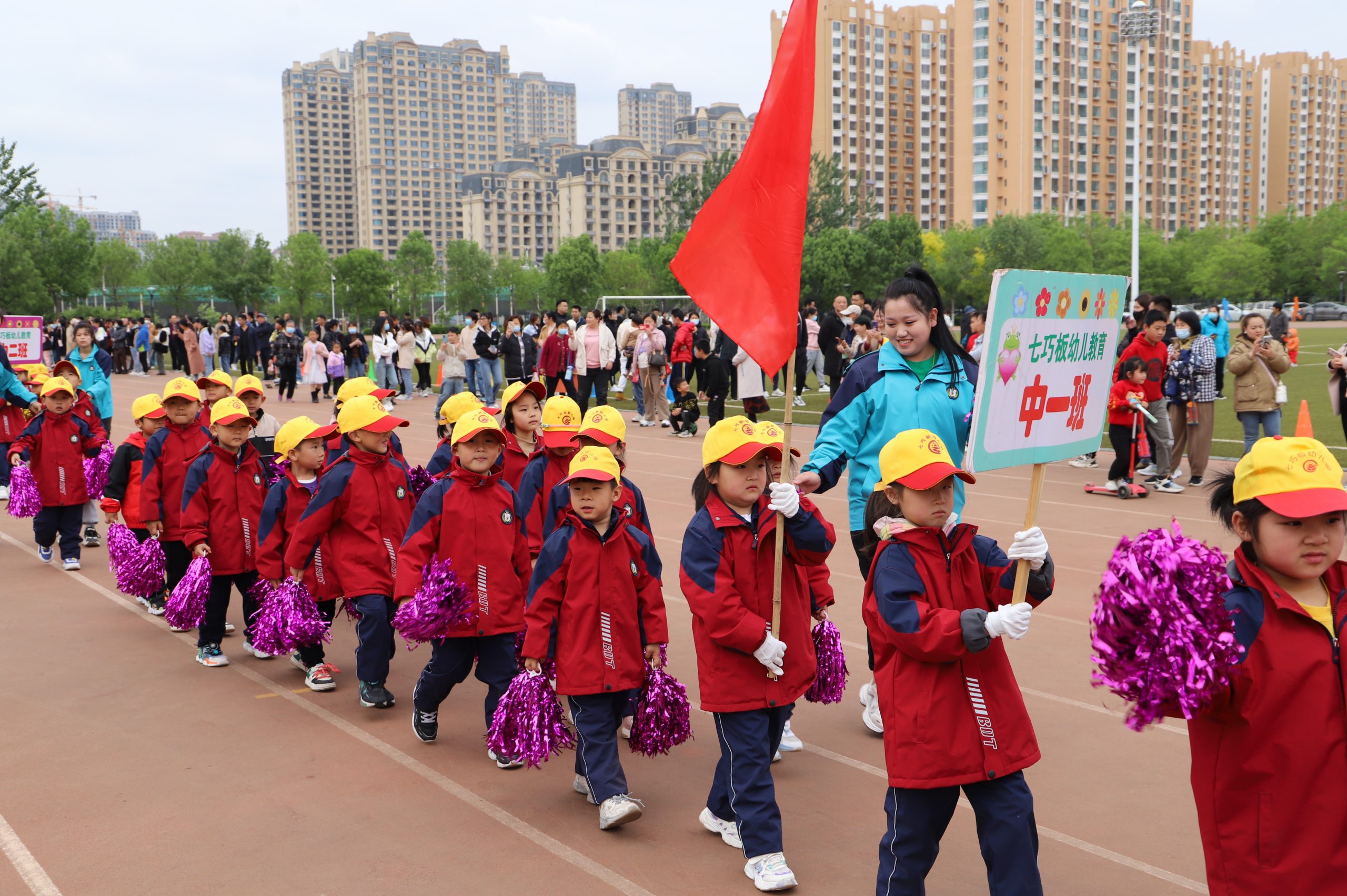 亲子运动欢乐多!阳信七巧板幼儿园举行春暖花开主题亲子运动会现场超嗨!