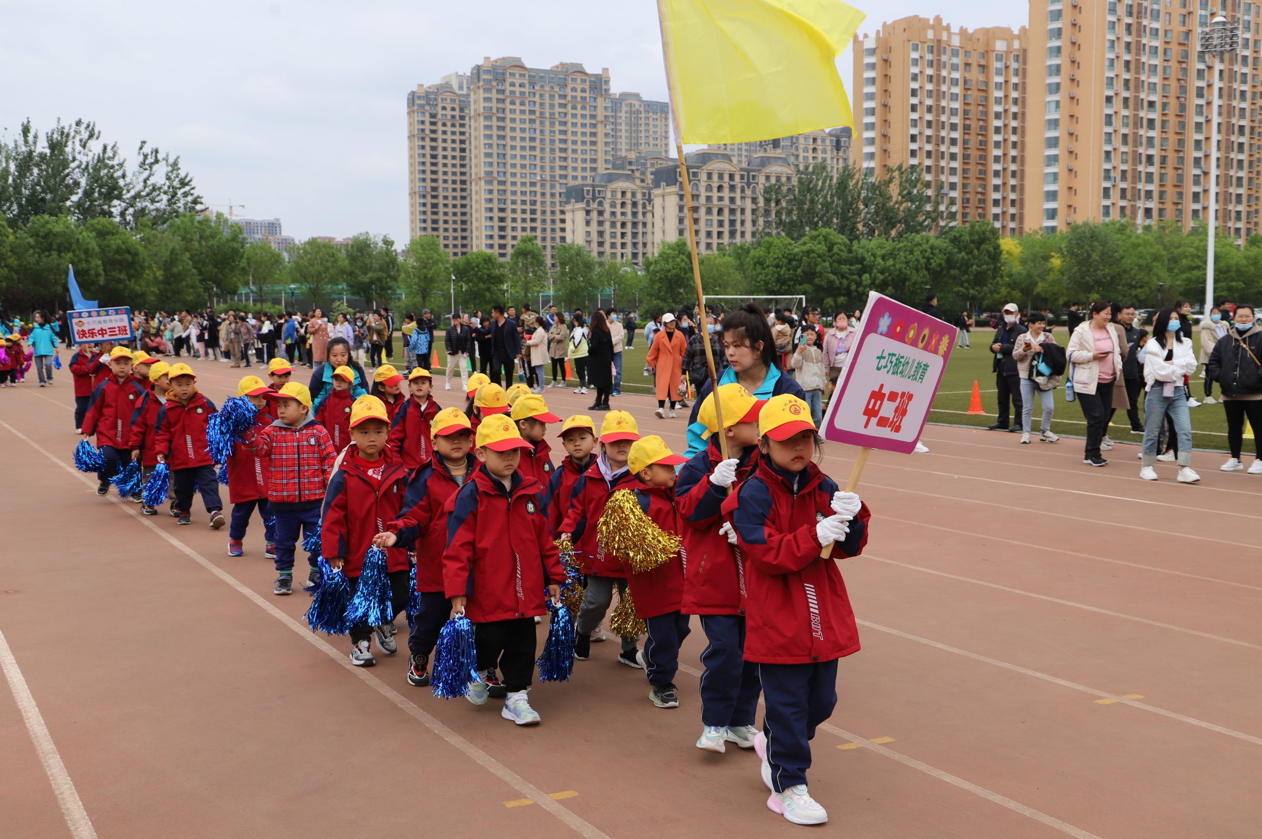 亲子运动欢乐多!阳信七巧板幼儿园举行春暖花开主题亲子运动会现场超嗨!