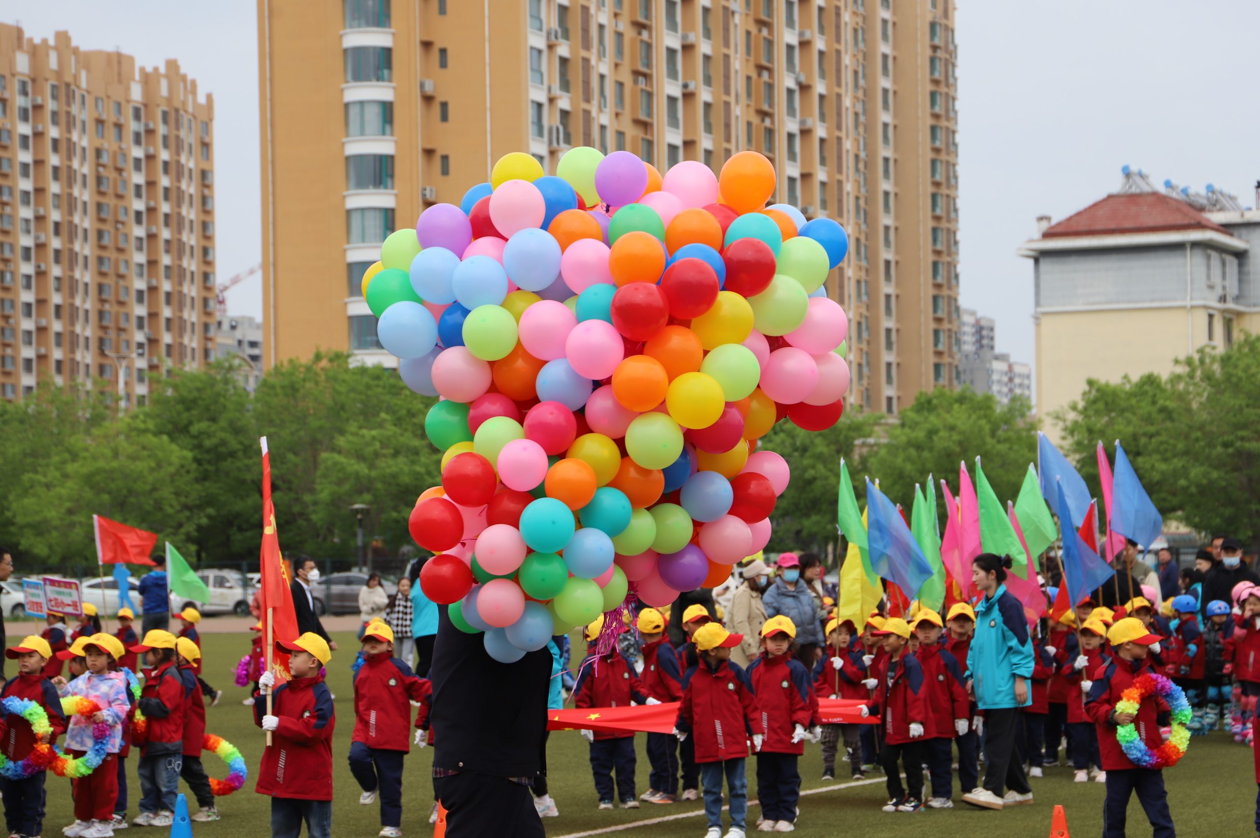 亲子运动欢乐多!阳信七巧板幼儿园举行春暖花开主题亲子运动会现场超嗨!