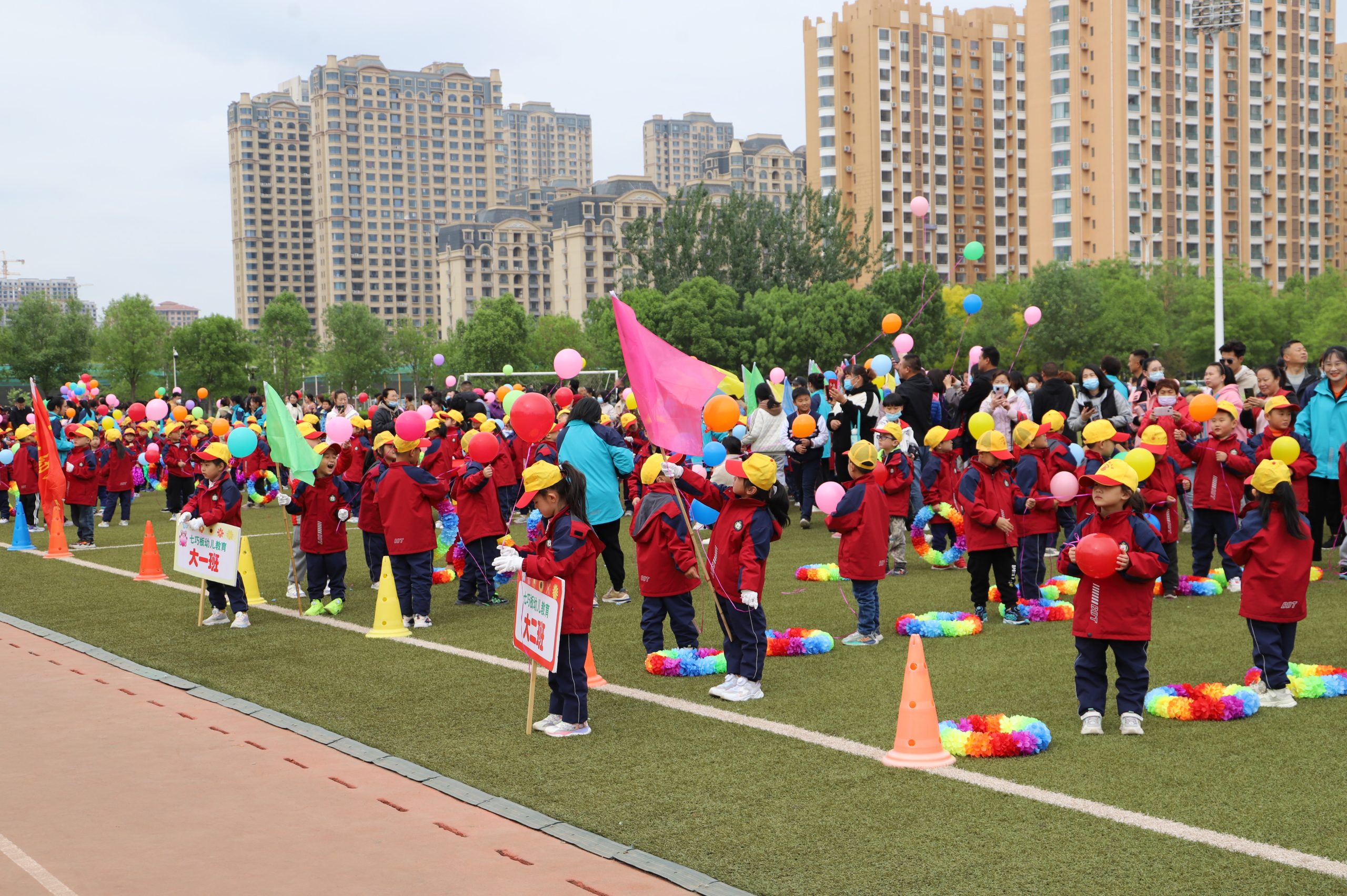 亲子运动欢乐多!阳信七巧板幼儿园举行春暖花开主题亲子运动会现场超嗨!
