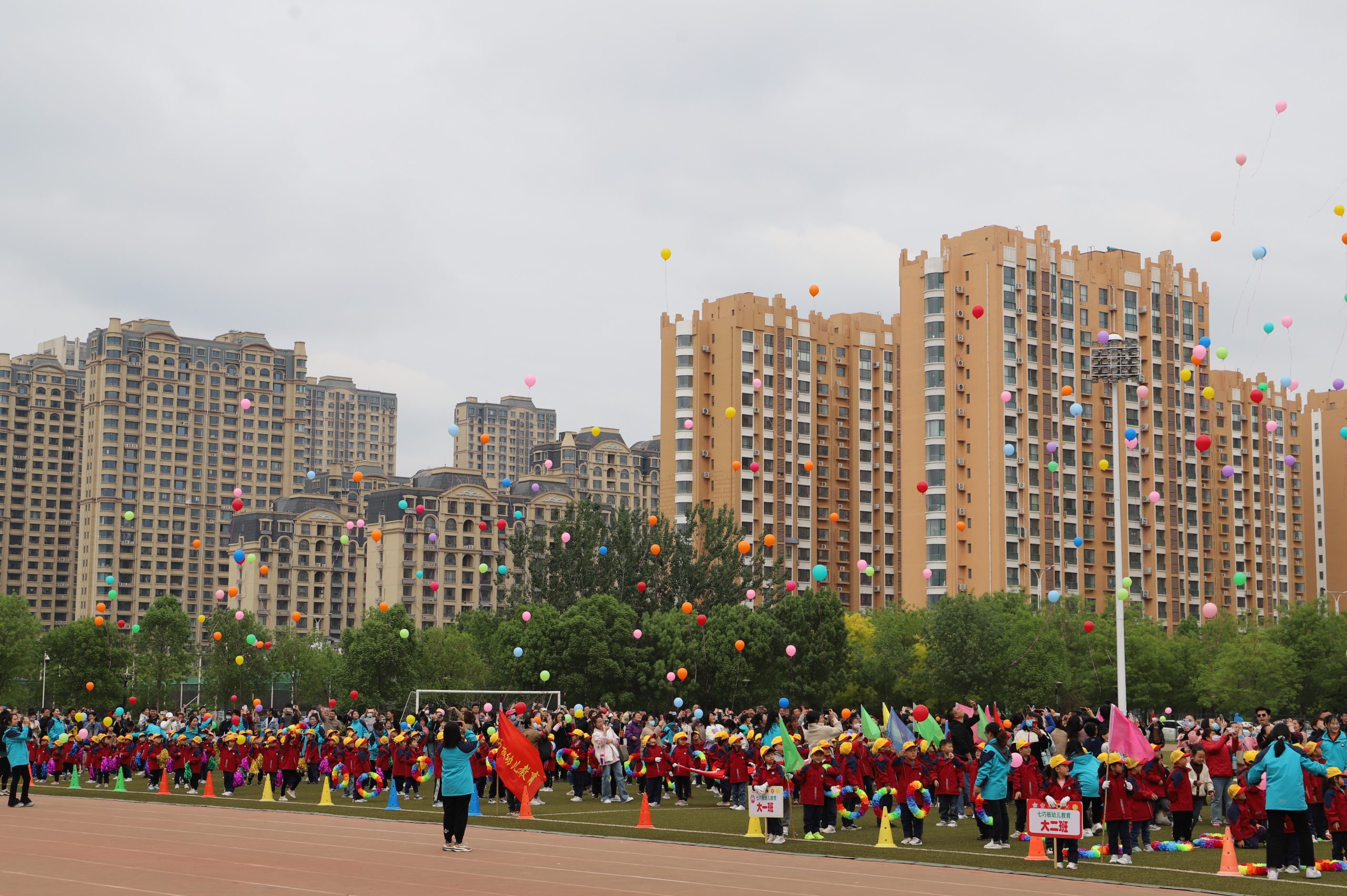 亲子运动欢乐多!阳信七巧板幼儿园举行春暖花开主题亲子运动会现场超嗨!