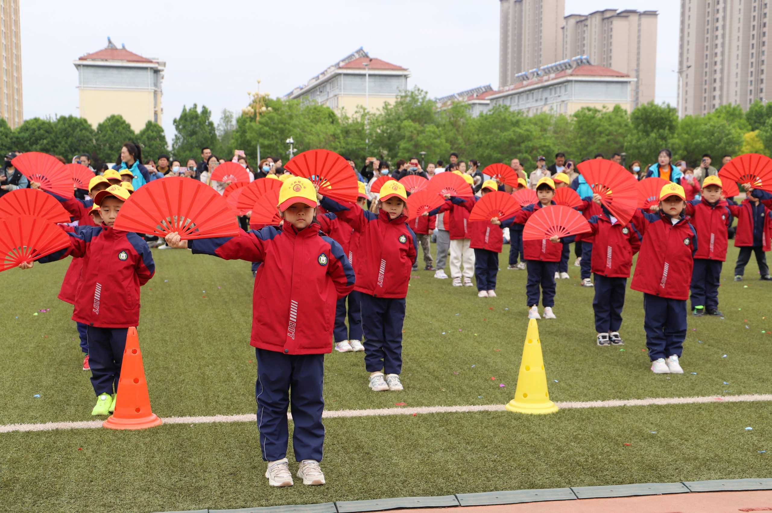 亲子运动欢乐多!阳信七巧板幼儿园举行春暖花开主题亲子运动会现场超嗨!