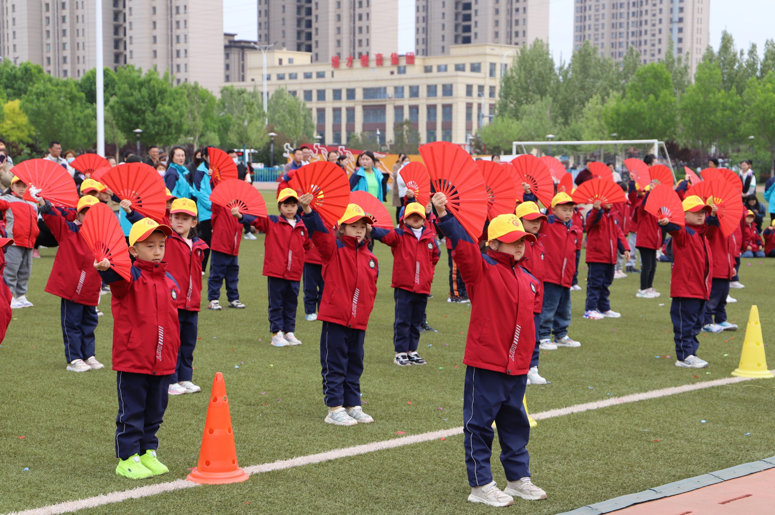 亲子运动欢乐多!阳信七巧板幼儿园举行春暖花开主题亲子运动会现场超嗨!