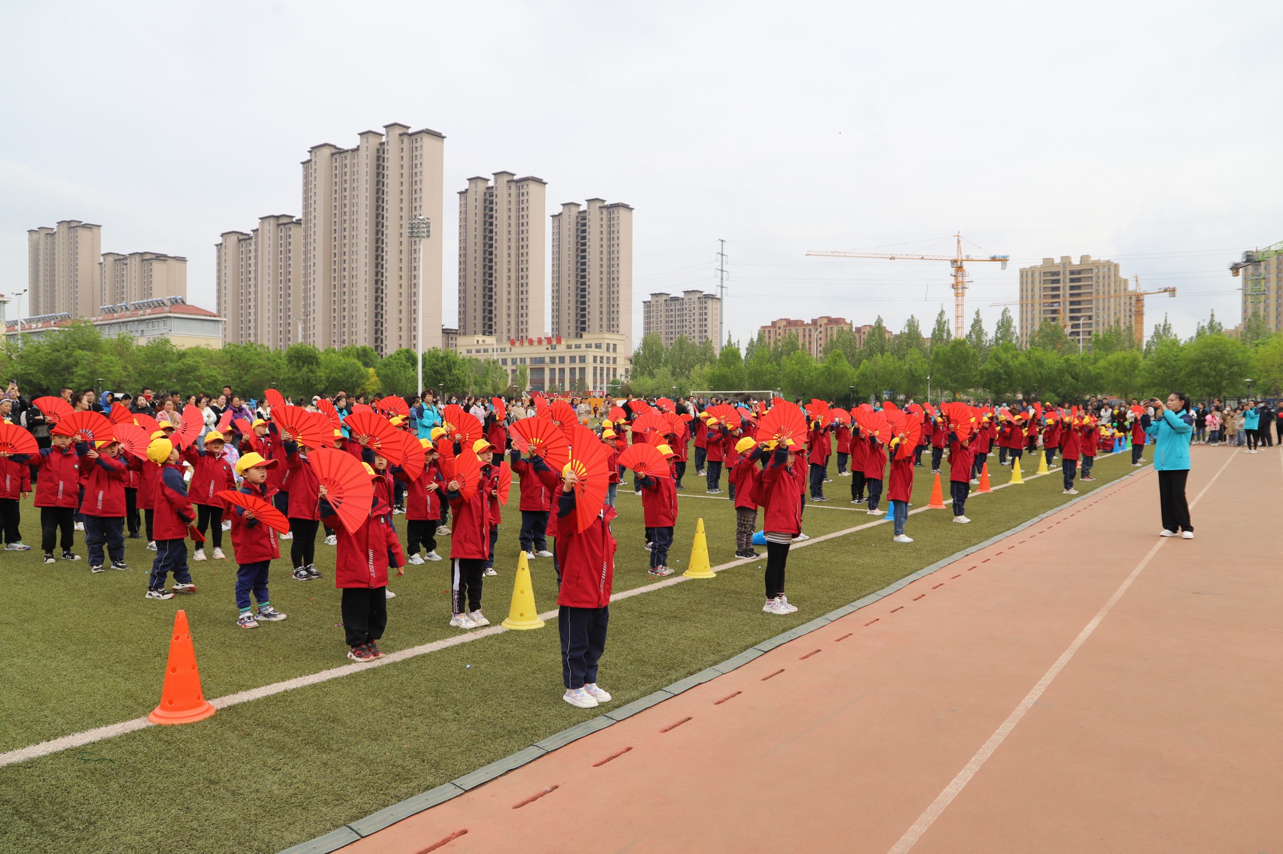 亲子运动欢乐多!阳信七巧板幼儿园举行春暖花开主题亲子运动会现场超嗨!