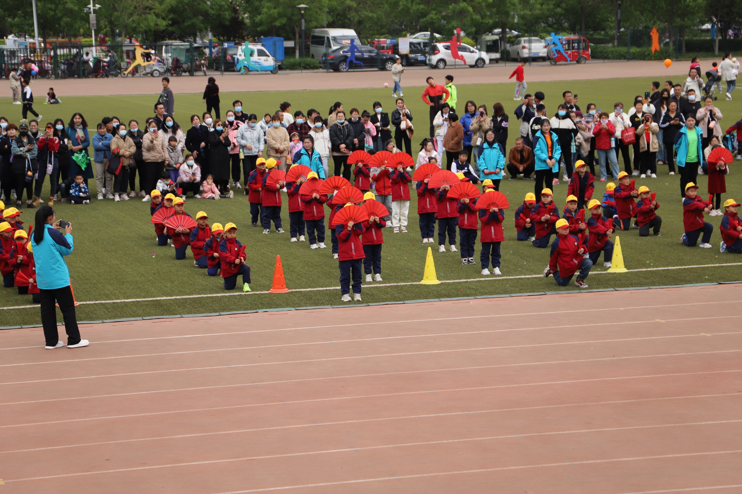 亲子运动欢乐多!阳信七巧板幼儿园举行春暖花开主题亲子运动会现场超嗨!
