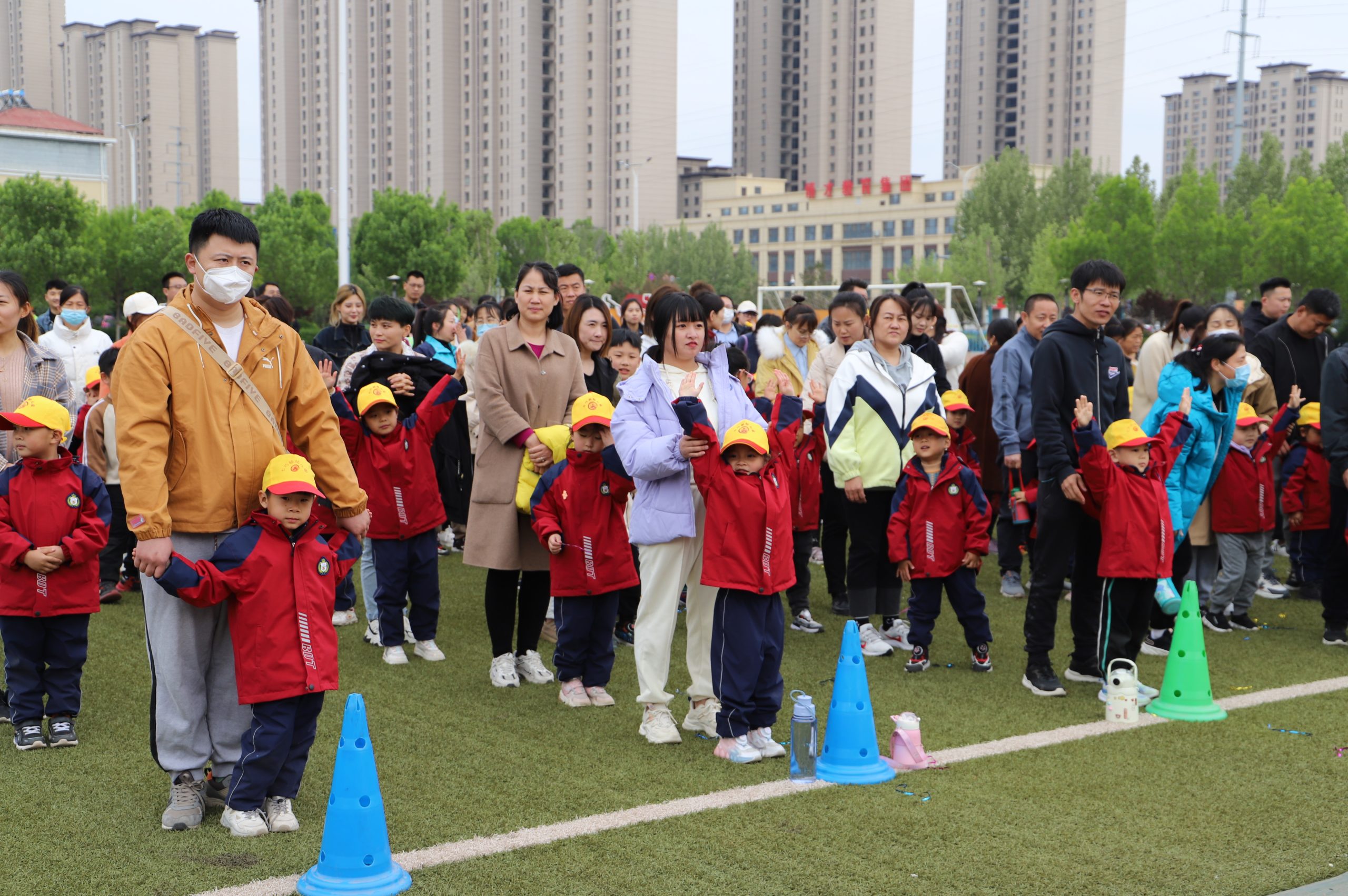 亲子运动欢乐多!阳信七巧板幼儿园举行春暖花开主题亲子运动会现场超嗨!