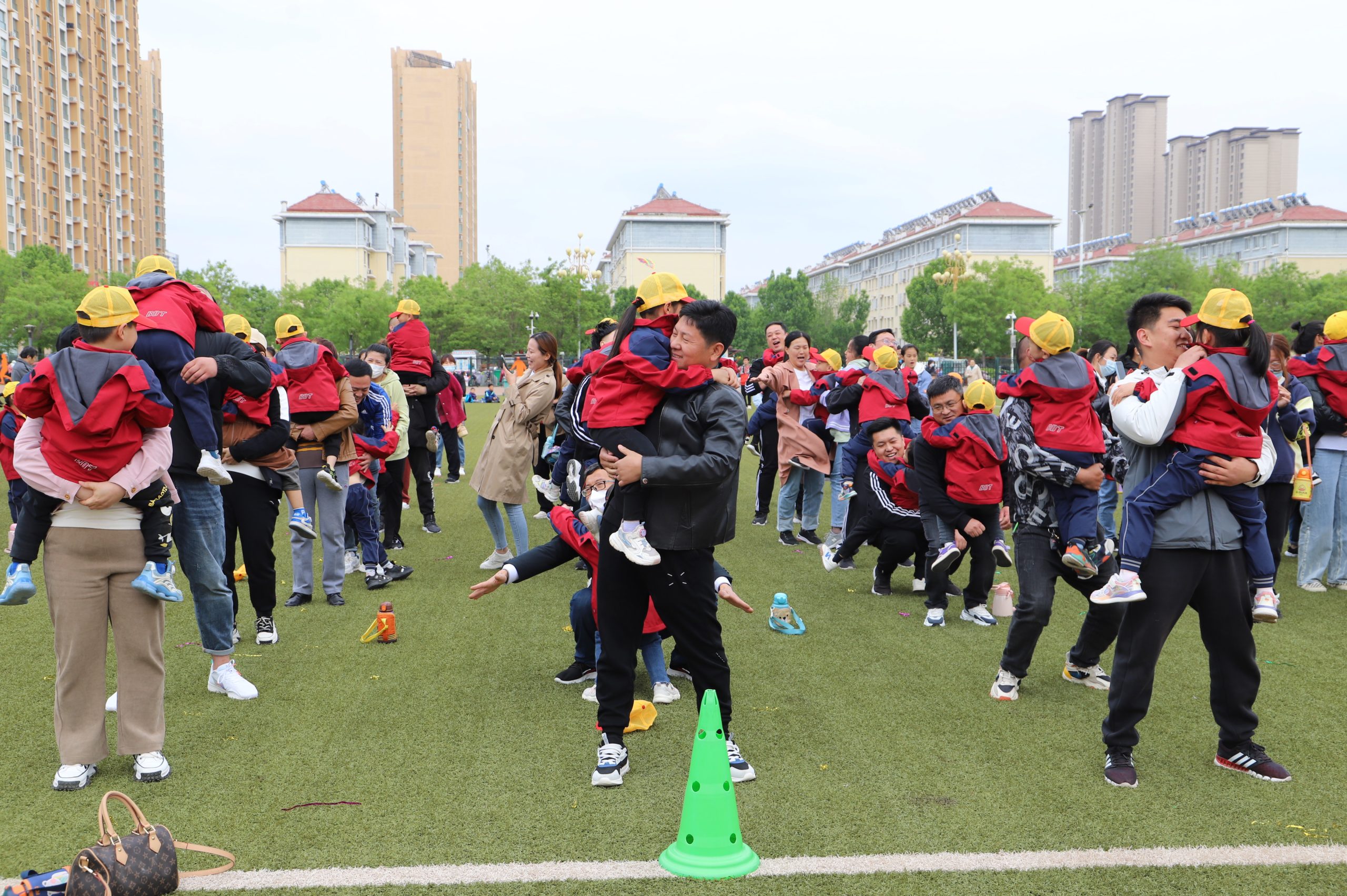 亲子运动欢乐多!阳信七巧板幼儿园举行春暖花开主题亲子运动会现场超嗨!