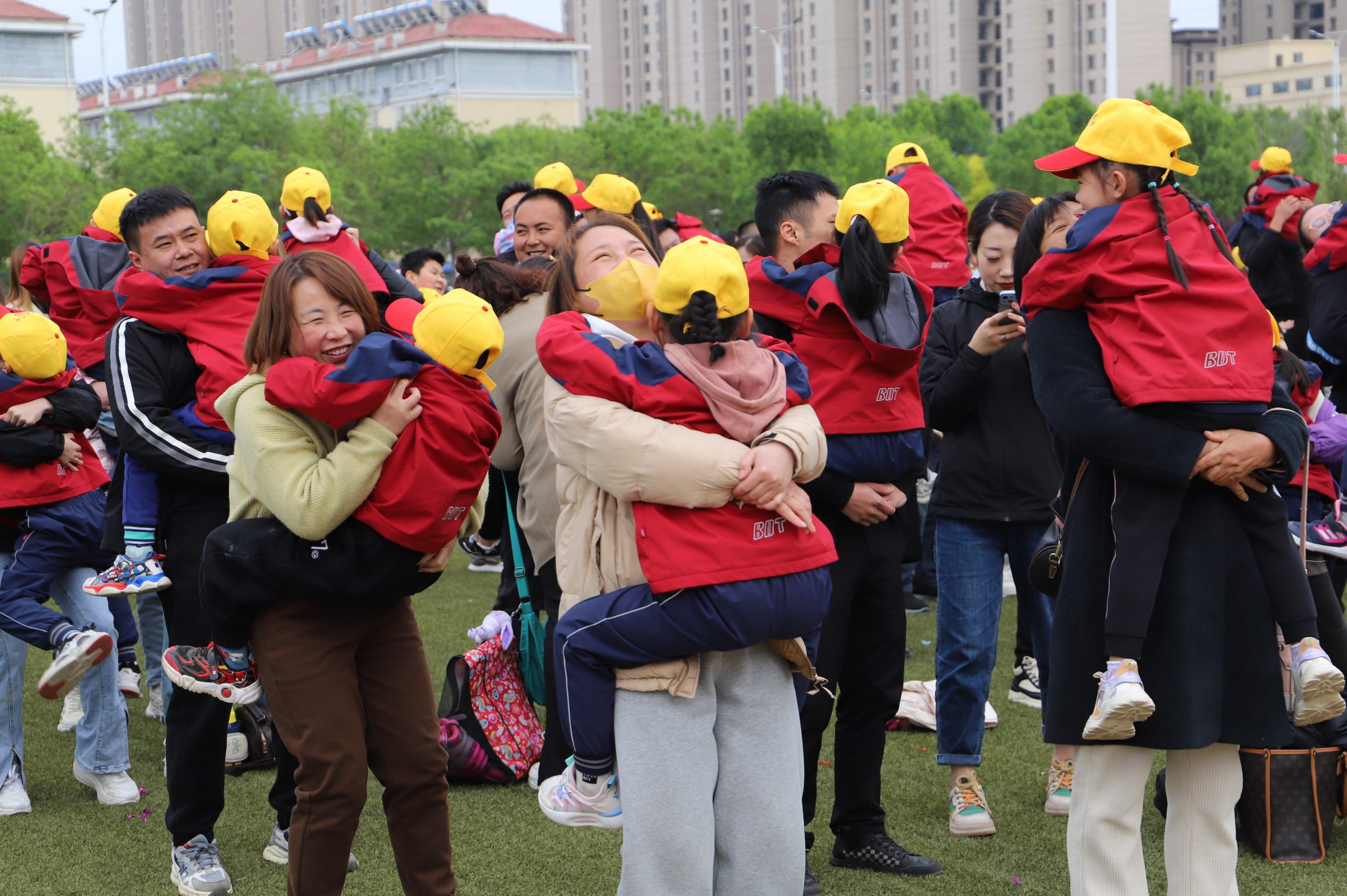 亲子运动欢乐多!阳信七巧板幼儿园举行春暖花开主题亲子运动会现场超嗨!