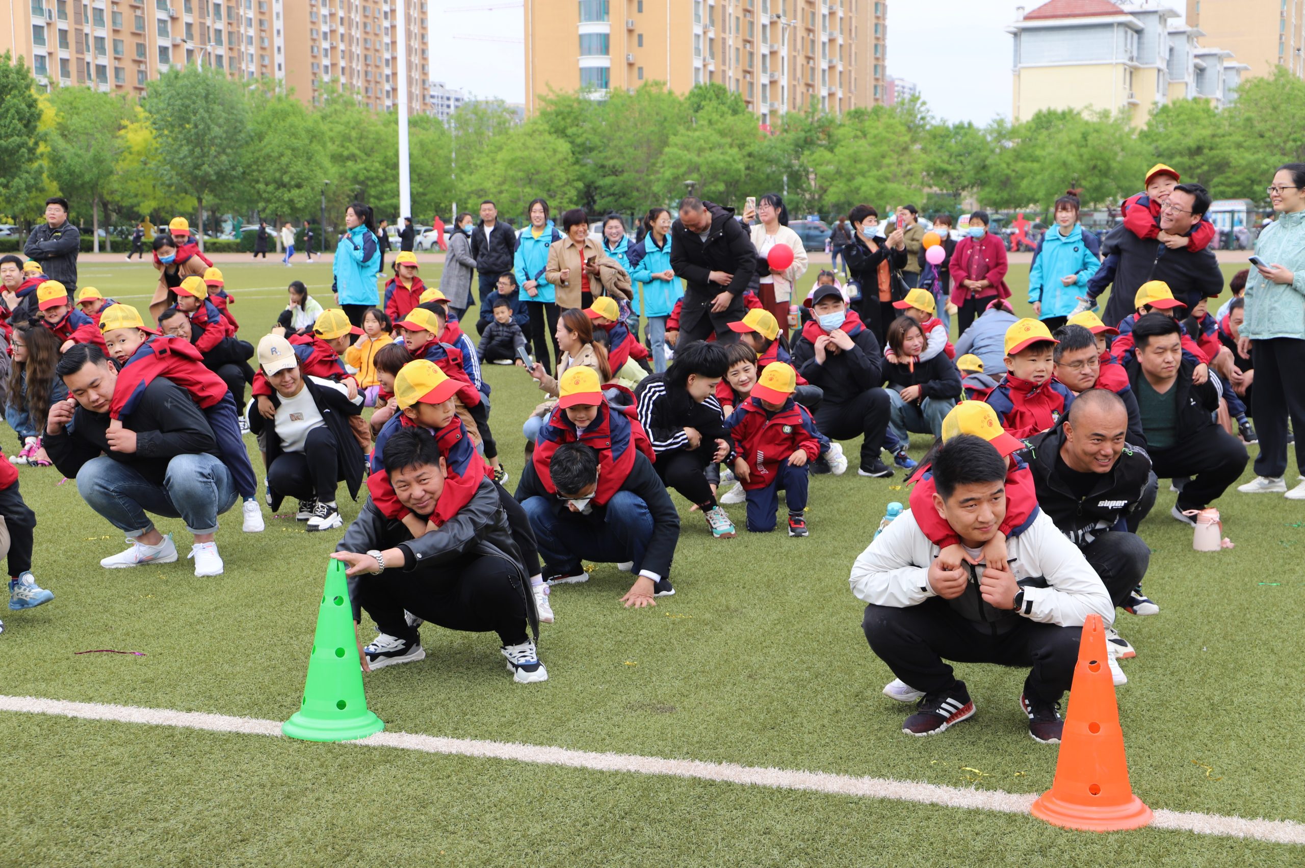 亲子运动欢乐多!阳信七巧板幼儿园举行春暖花开主题亲子运动会现场超嗨!