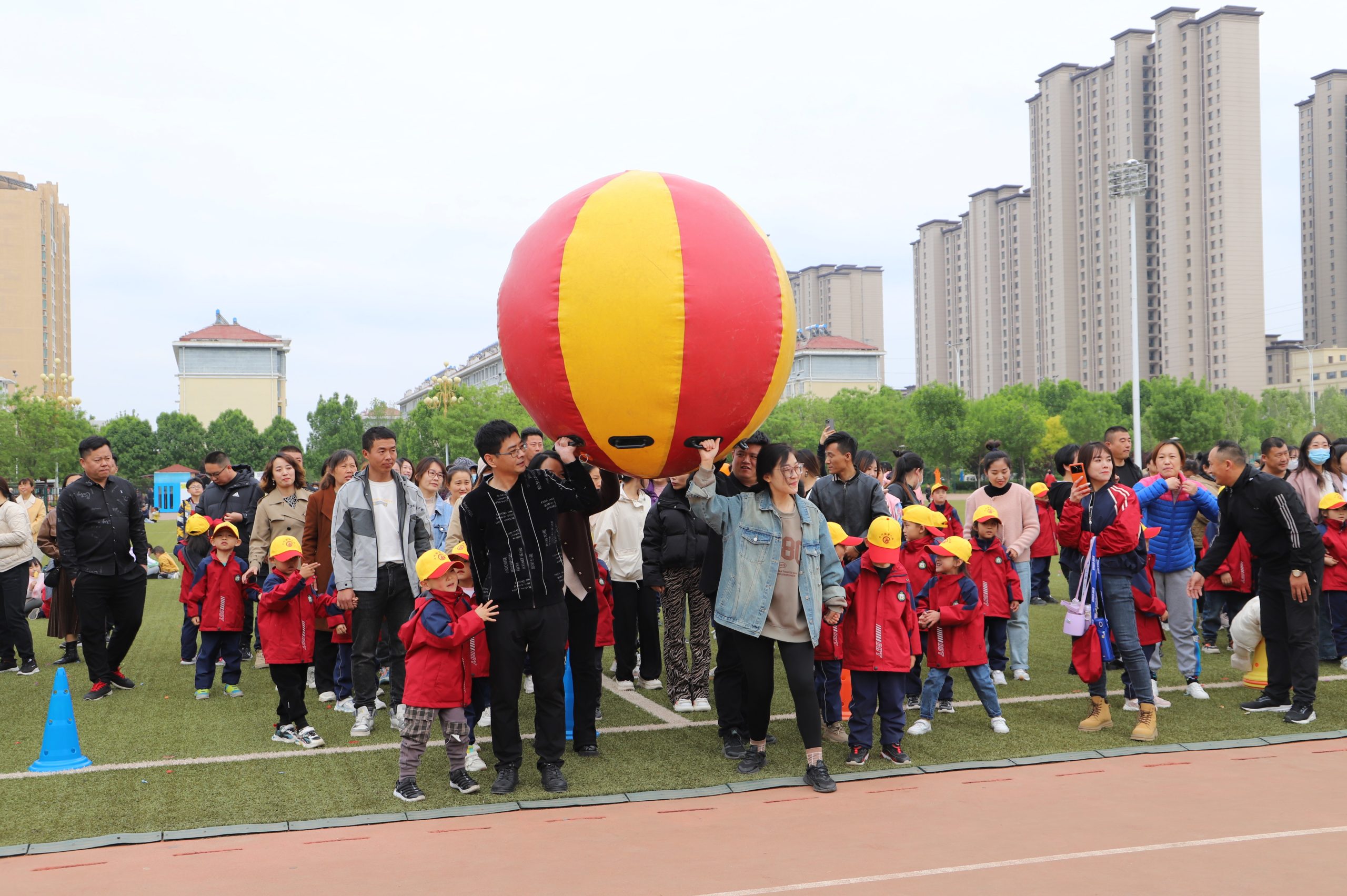 亲子运动欢乐多!阳信七巧板幼儿园举行春暖花开主题亲子运动会现场超嗨!
