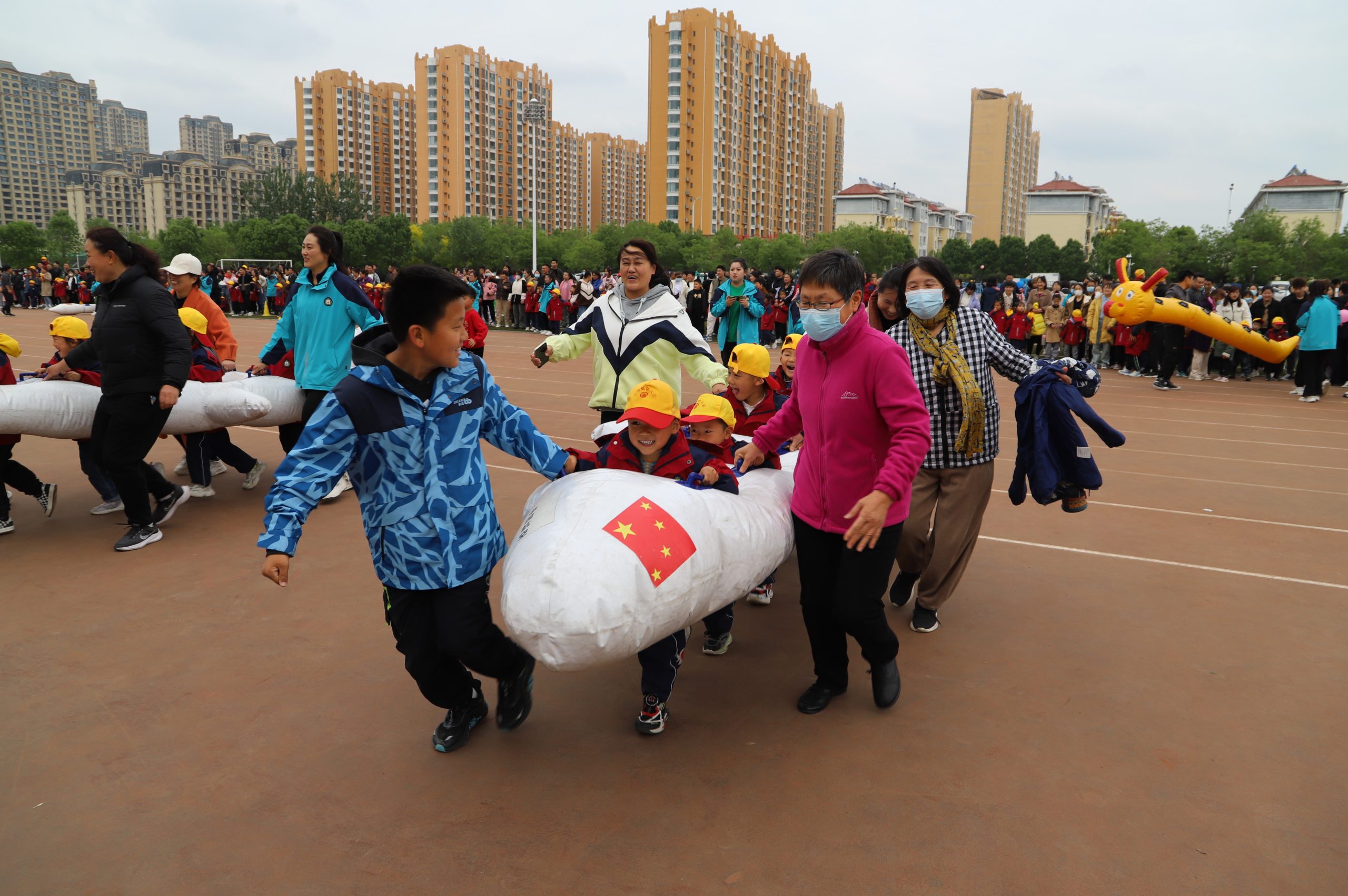 亲子运动欢乐多!阳信七巧板幼儿园举行春暖花开主题亲子运动会现场超嗨!