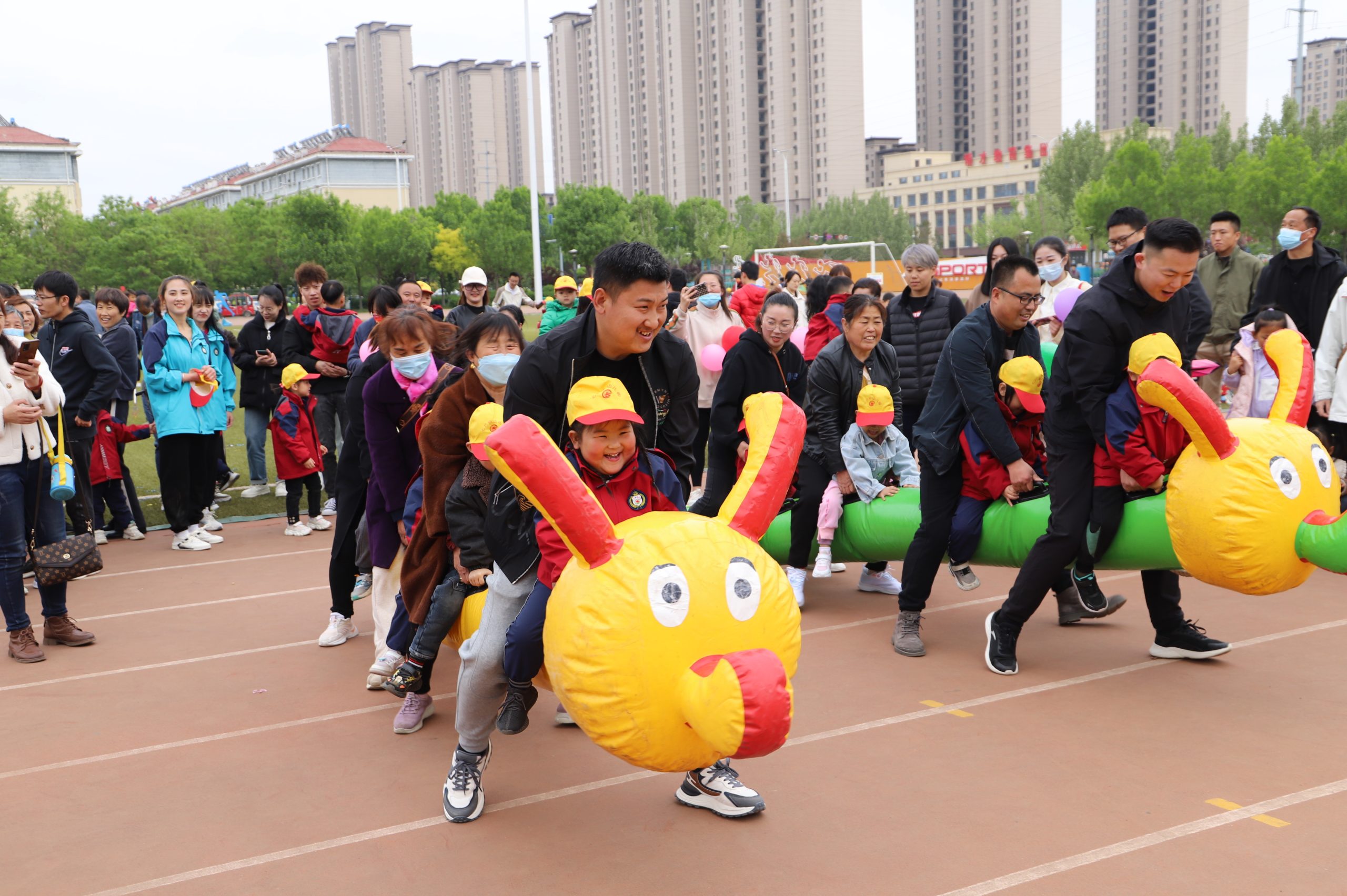 亲子运动欢乐多!阳信七巧板幼儿园举行春暖花开主题亲子运动会现场超嗨!