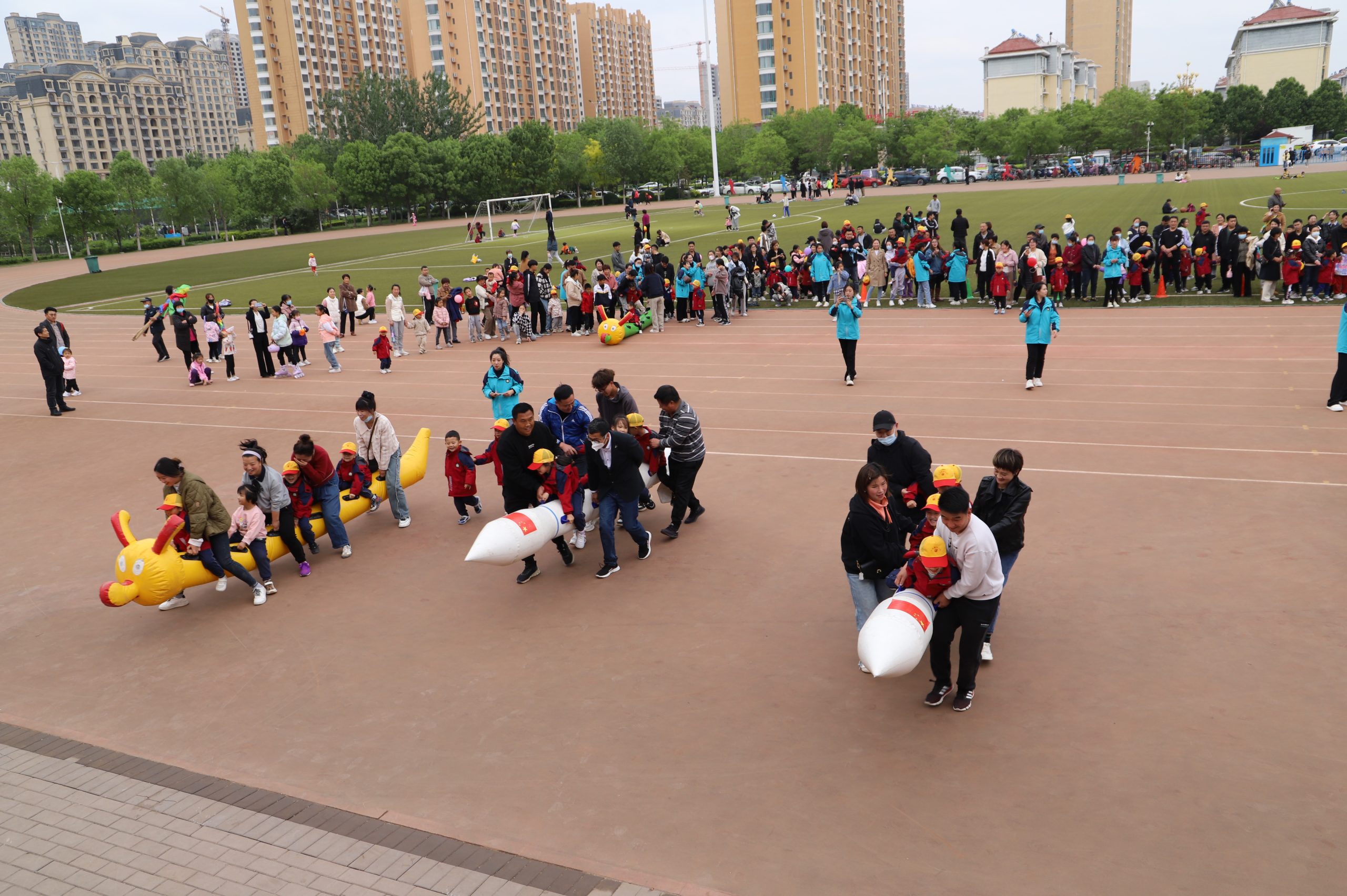 亲子运动欢乐多!阳信七巧板幼儿园举行春暖花开主题亲子运动会现场超嗨!