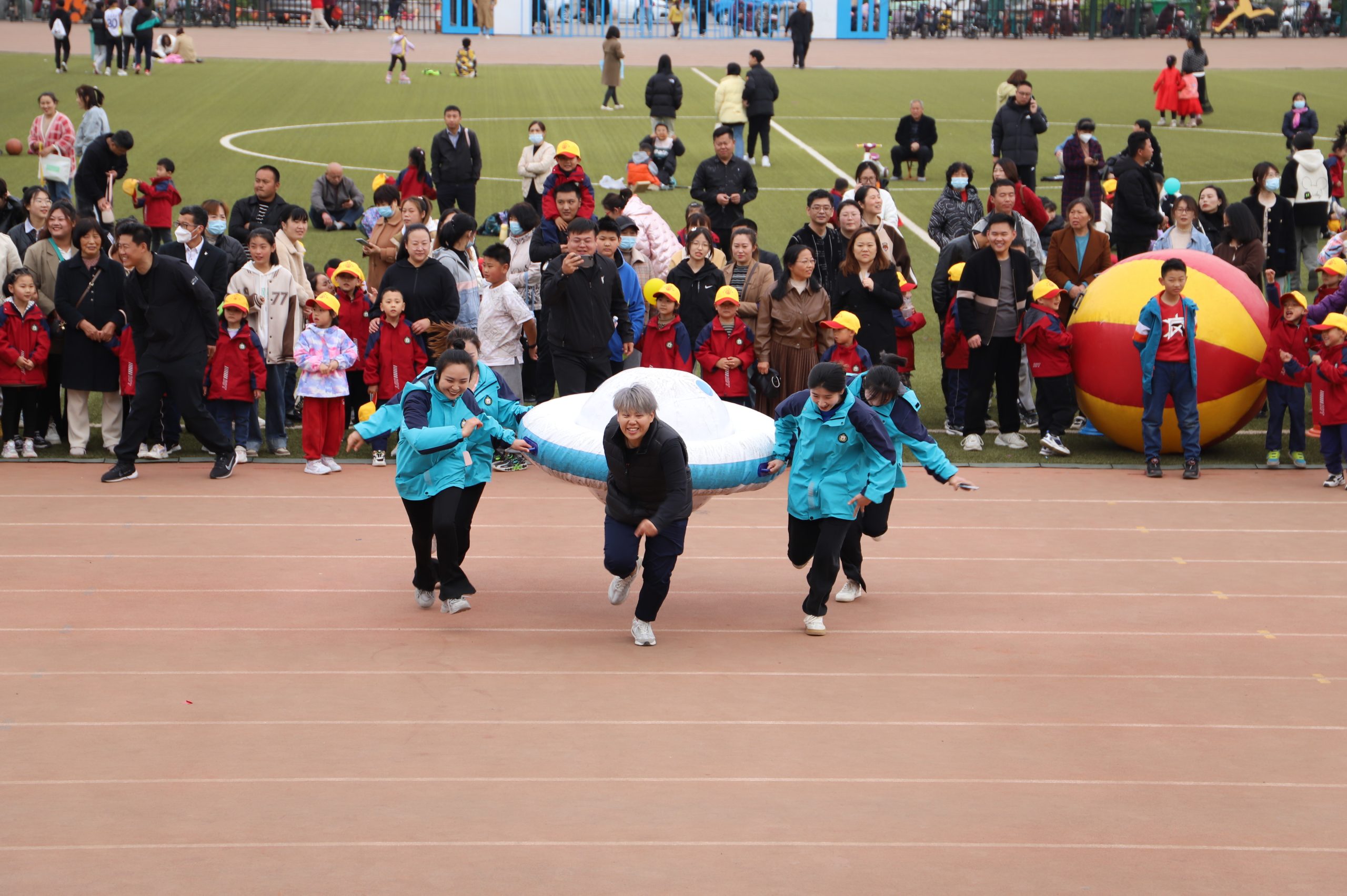 亲子运动欢乐多!阳信七巧板幼儿园举行春暖花开主题亲子运动会现场超嗨!