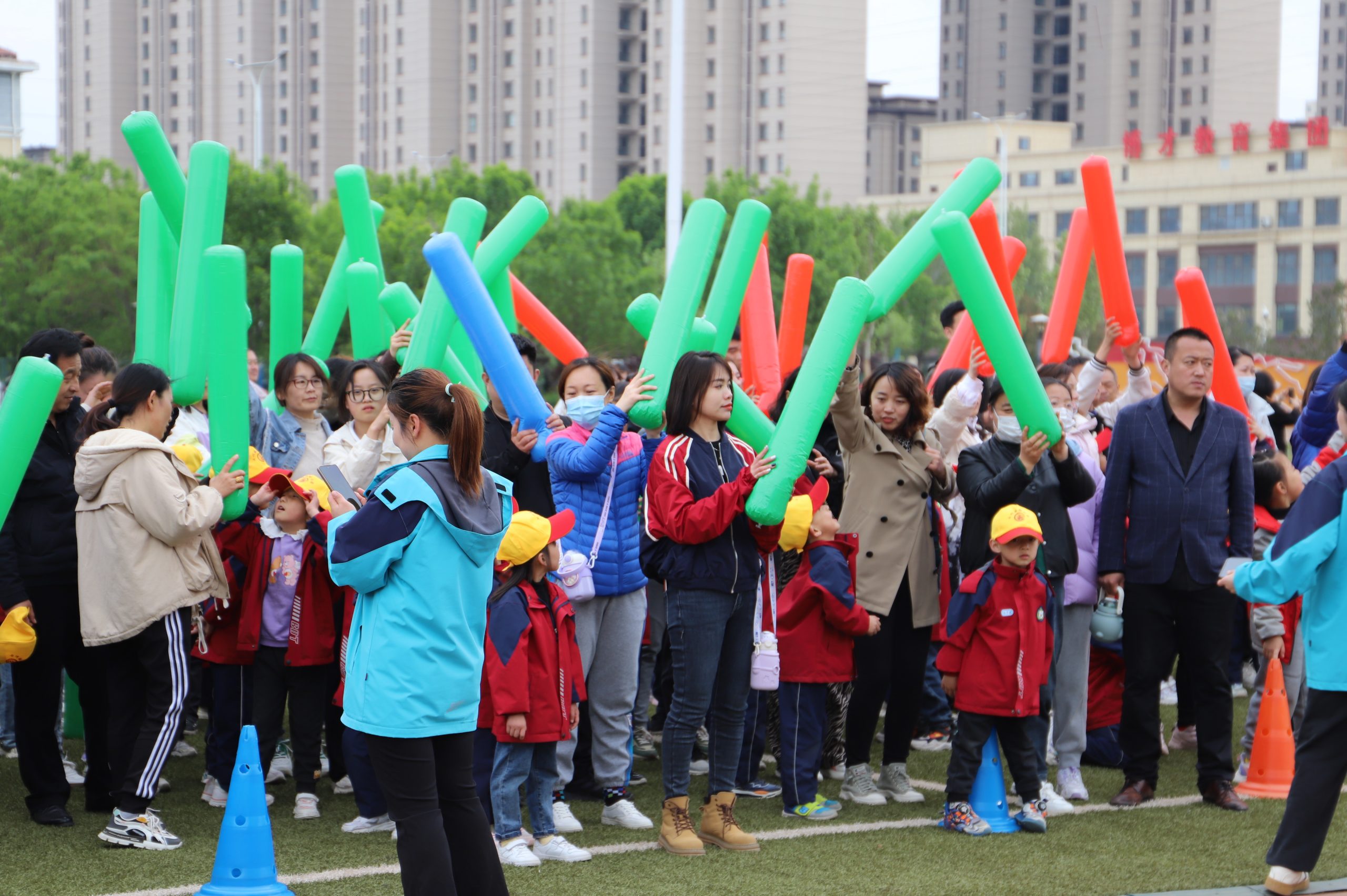 亲子运动欢乐多!阳信七巧板幼儿园举行春暖花开主题亲子运动会现场超嗨!