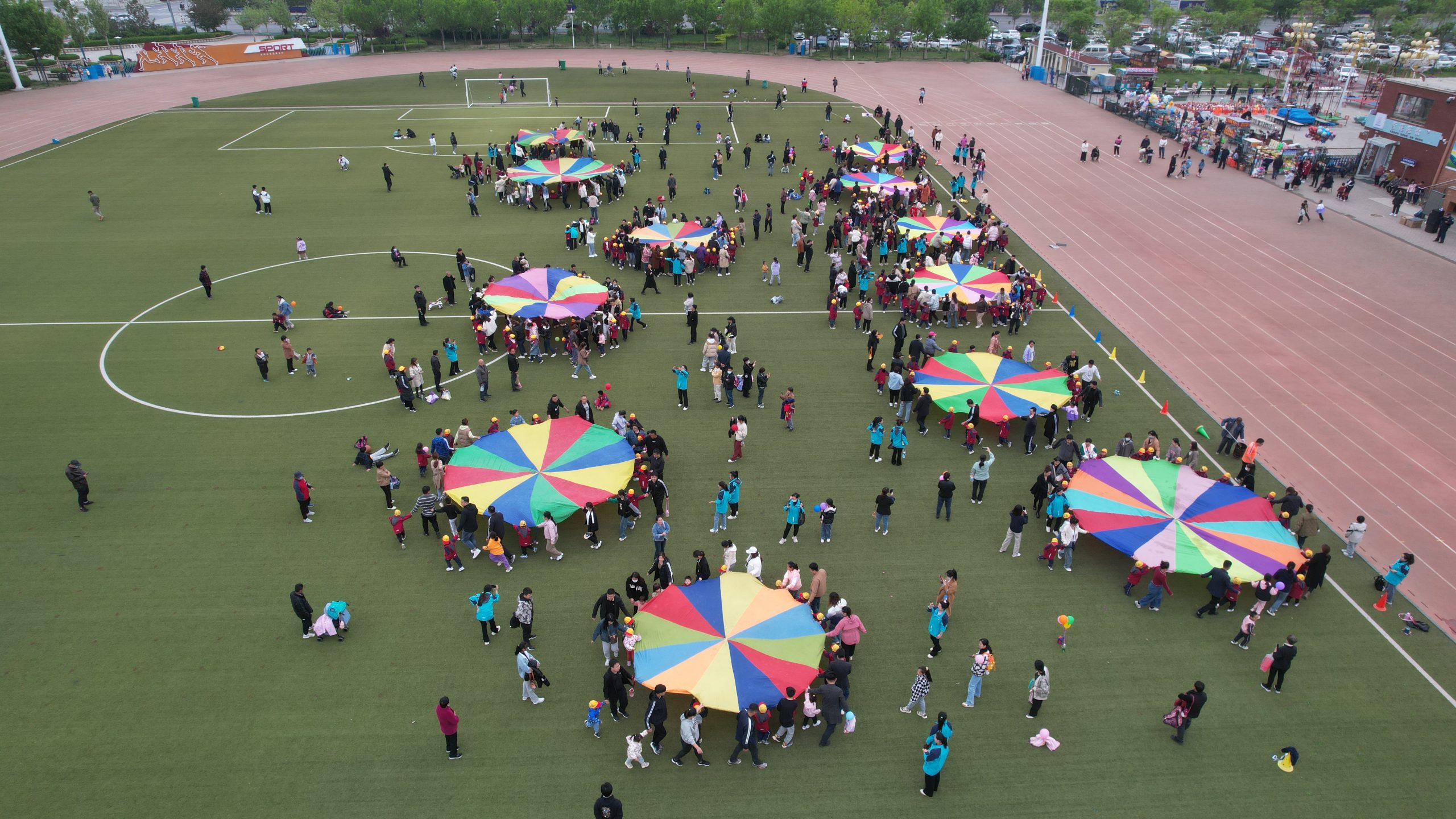 亲子运动欢乐多!阳信七巧板幼儿园举行春暖花开主题亲子运动会现场超嗨!