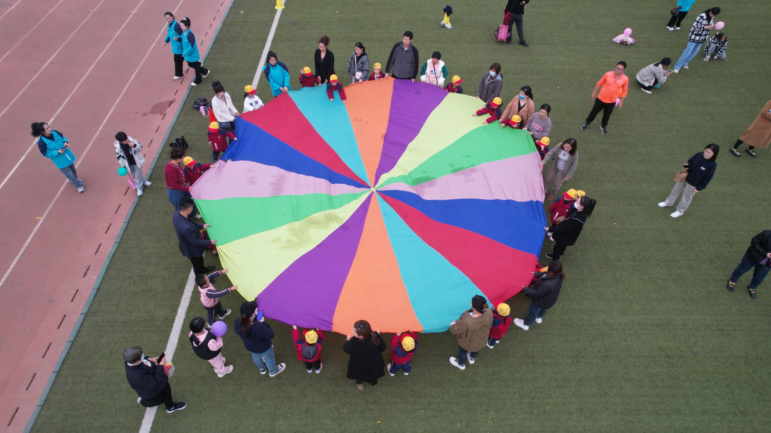 亲子运动欢乐多!阳信七巧板幼儿园举行春暖花开主题亲子运动会现场超嗨!