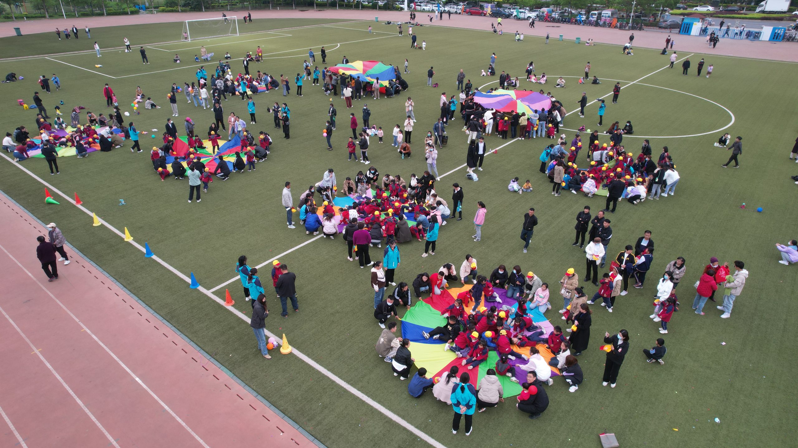 亲子运动欢乐多!阳信七巧板幼儿园举行春暖花开主题亲子运动会现场超嗨!